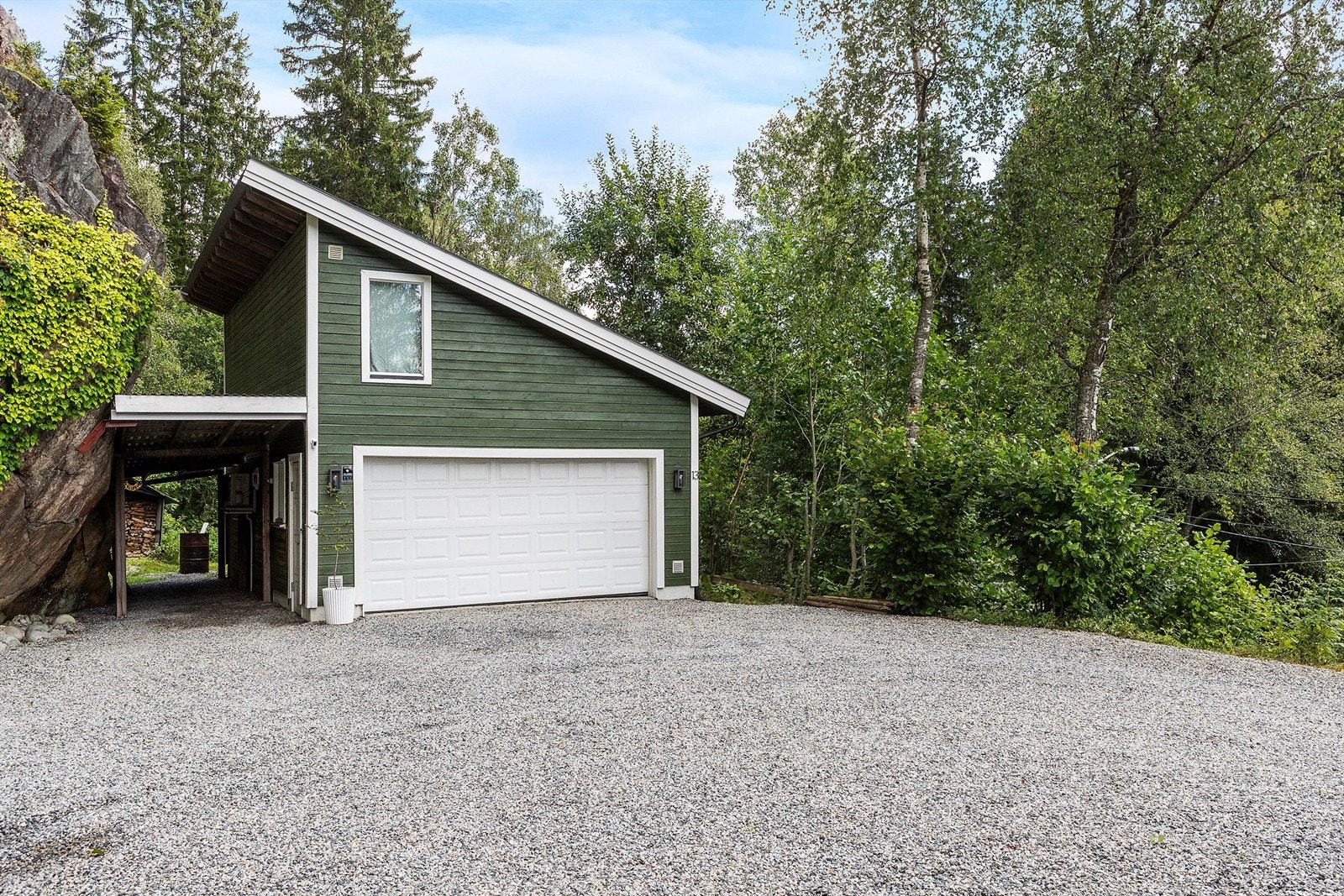 Garasje + carport - gode lagringsmuligheter Galleribilde