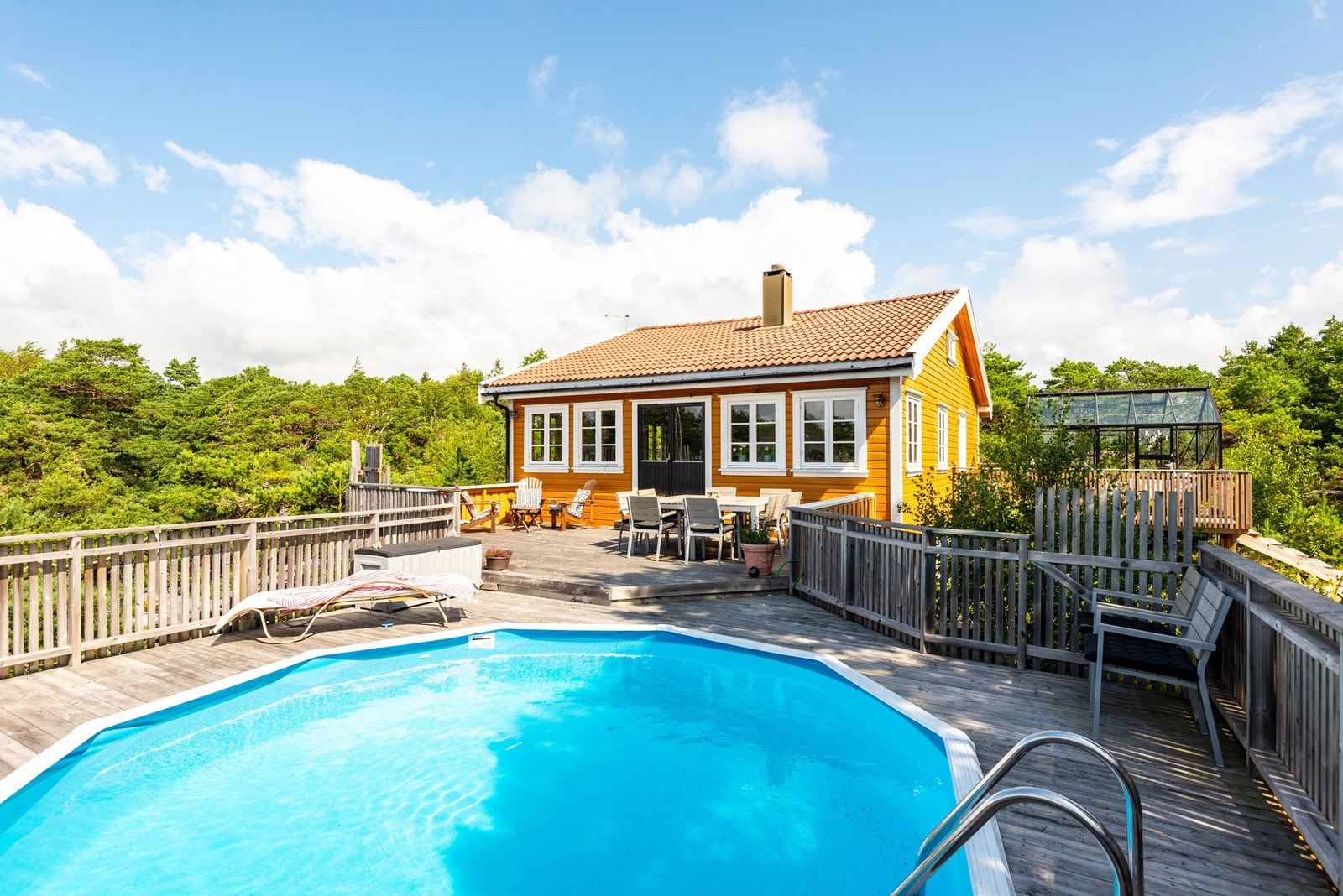 Romslig hytte med hems, anneks og bassenganlegg. Galleribilde