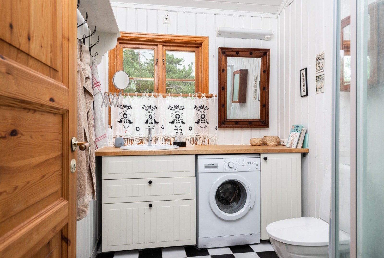 Bad/vaskerom med wc og dusjkabinett Galleribilde