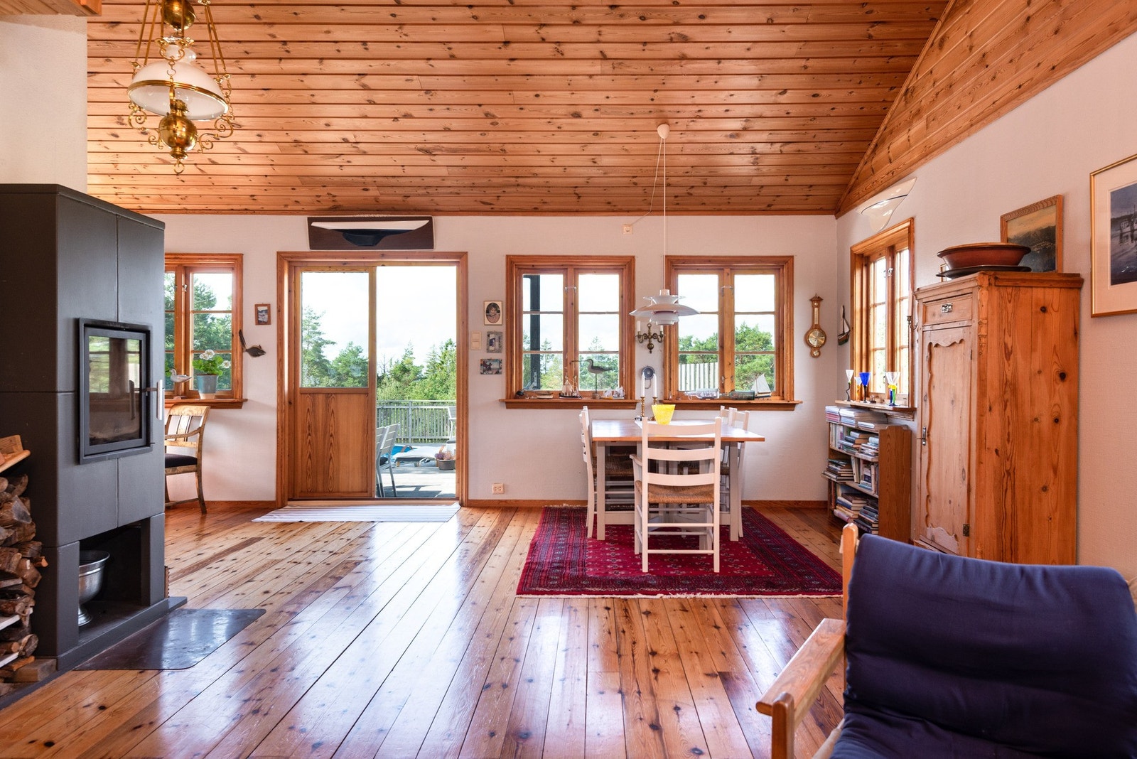 Romslig og lys stue med mulighet for flere sittegrupper Galleribilde