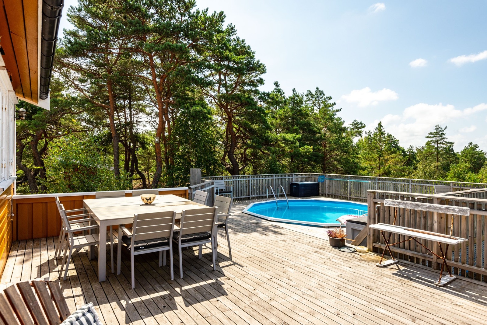 Store utearealer i form av verandaer og badebasseng Galleribilde