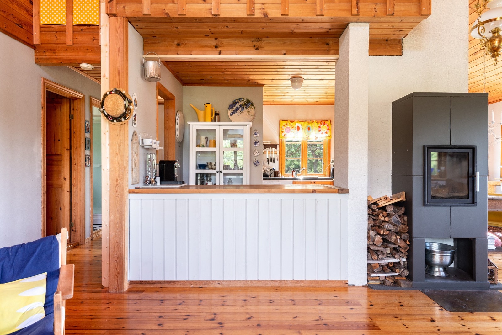 Delvis åpent kjøkken med smart serveringsbenk Galleribilde