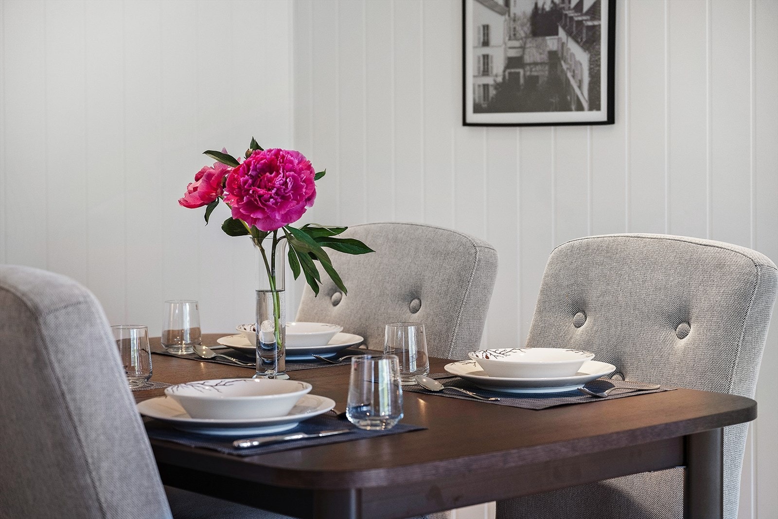 Det er lagt vannbåren gulvvarme i alle gulv. Systemet er koblet opp mot luft til vann varmepumpeanlegg. Galleribilde