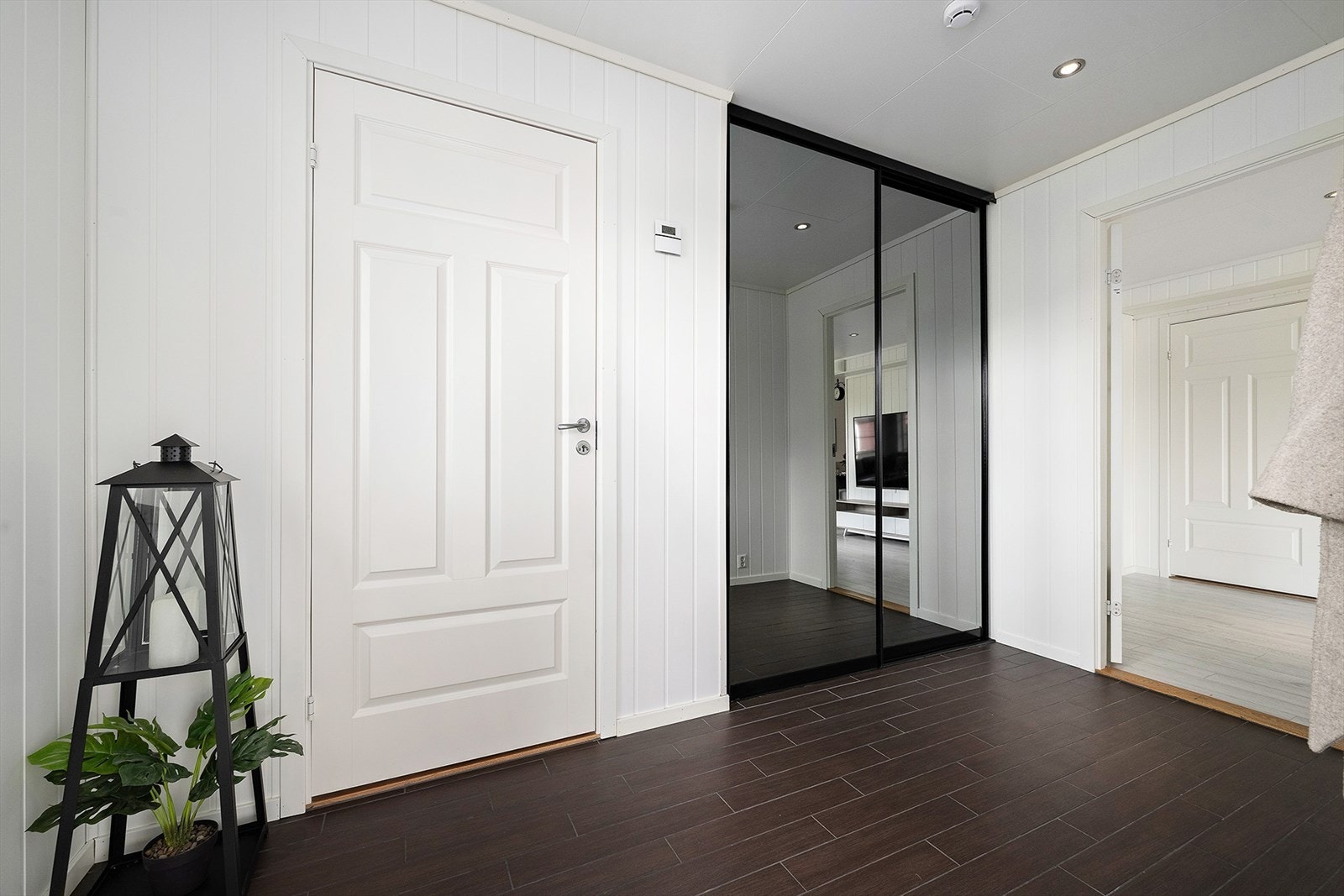 I entréen er det skyvedørsgarderobe og inngang til bod. Galleribilde