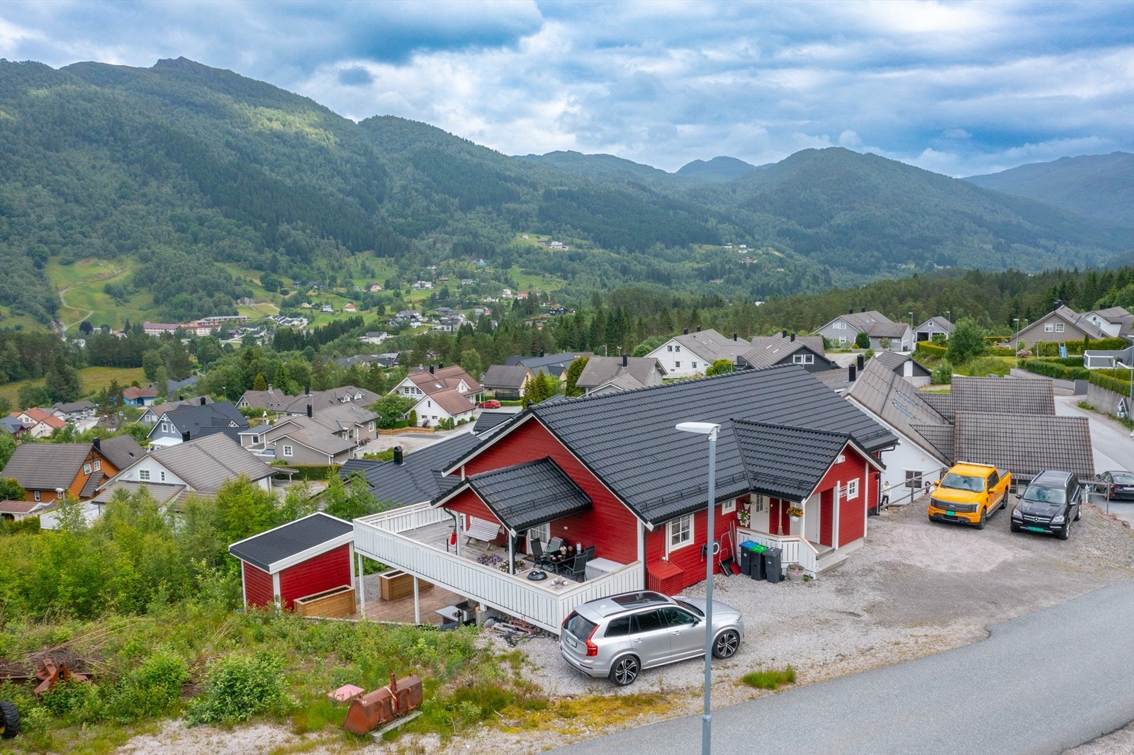 Eiendommen ligger i naturskjønne omgivelser i Steiafeltet med kort gangavstand til barnehage, skole, butikk og servicefunksjoner på Sande. Galleribilde