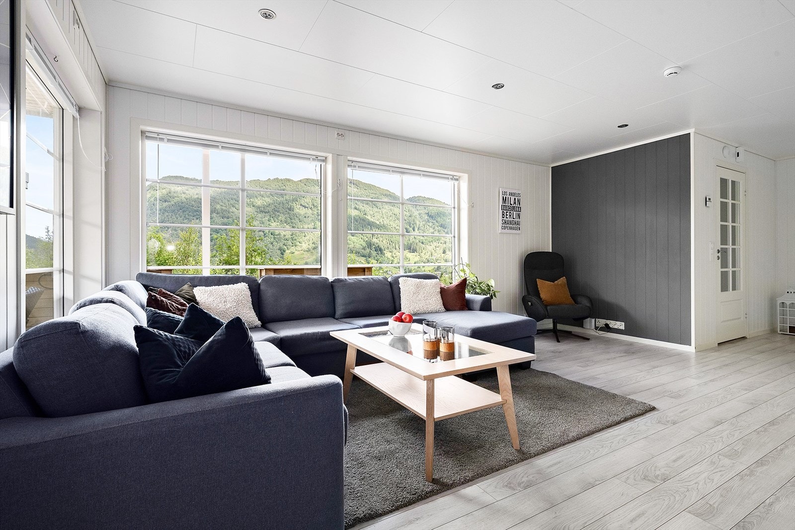 Stuen er lys og romslig med god plass til ønsket møblering. Galleribilde