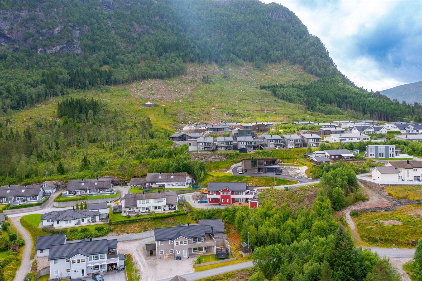 Her bor du i ett barnevennlig og rolig boligfelt med enkel tilgang til fine turområder. Galleribilde