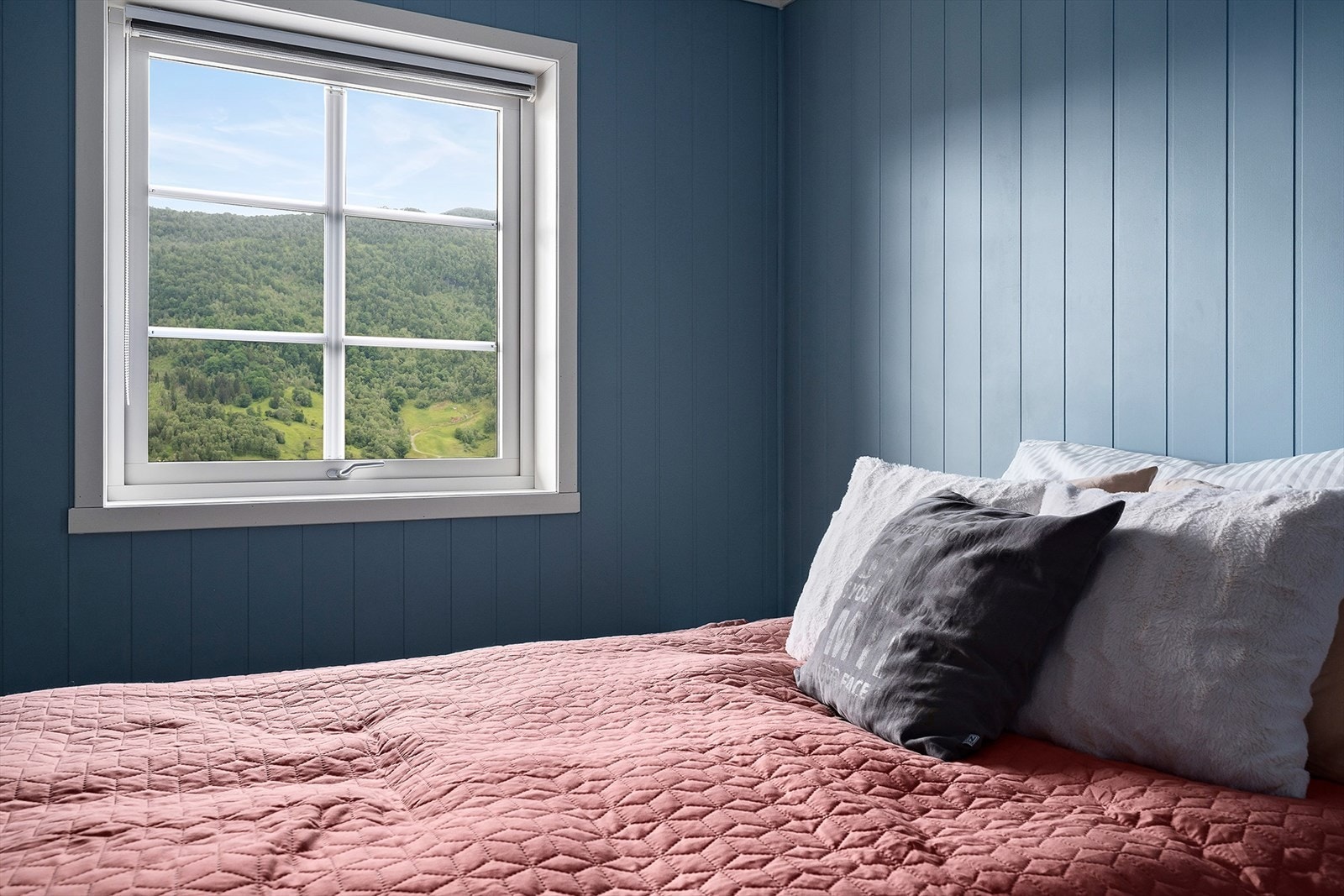 Hovedsoverommet har en behagelig farge og god plass til dobbeltseng. Galleribilde