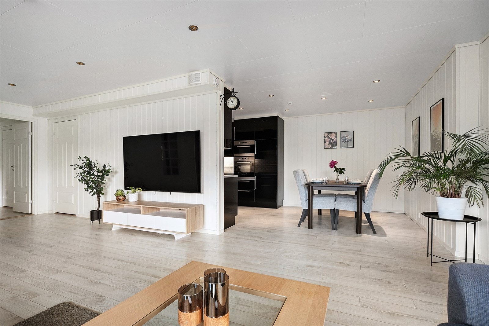 Stuen ligger i halvåpen løsning mot kjøkkenet. Løsningen gir god plass til sofa og spisegruppe. Galleribilde