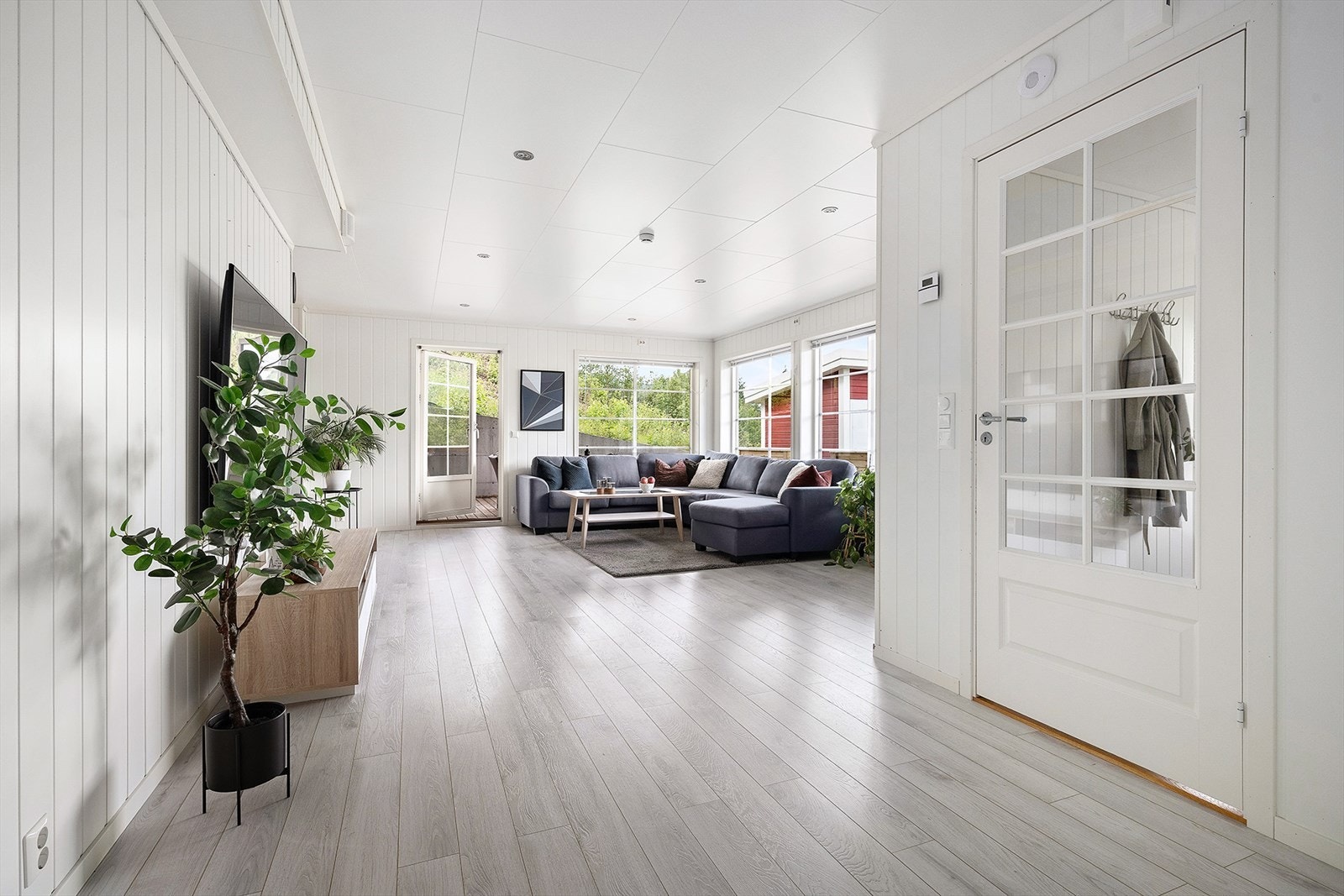 Fra stuen er det åpent rom til gangen. Entréen er avdeldt med dør som har glassfelt. Galleribilde