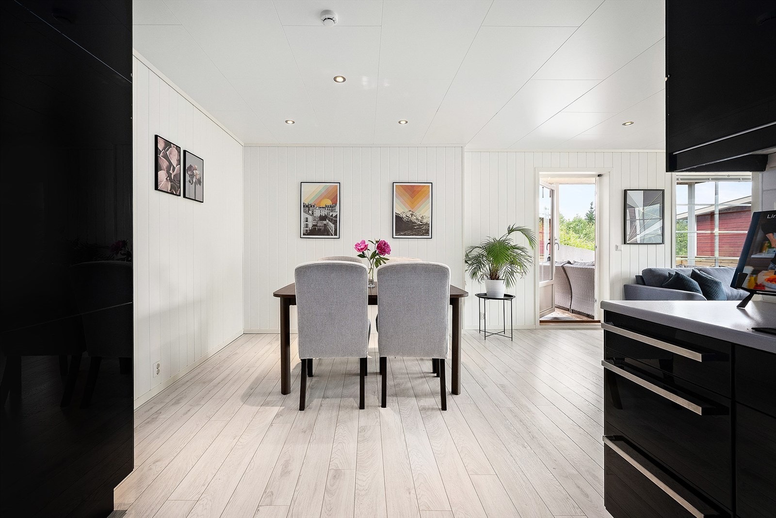 Fra kjøkkenet er det kort avstand til spiseplass med rom for ett stort spisebord. Galleribilde