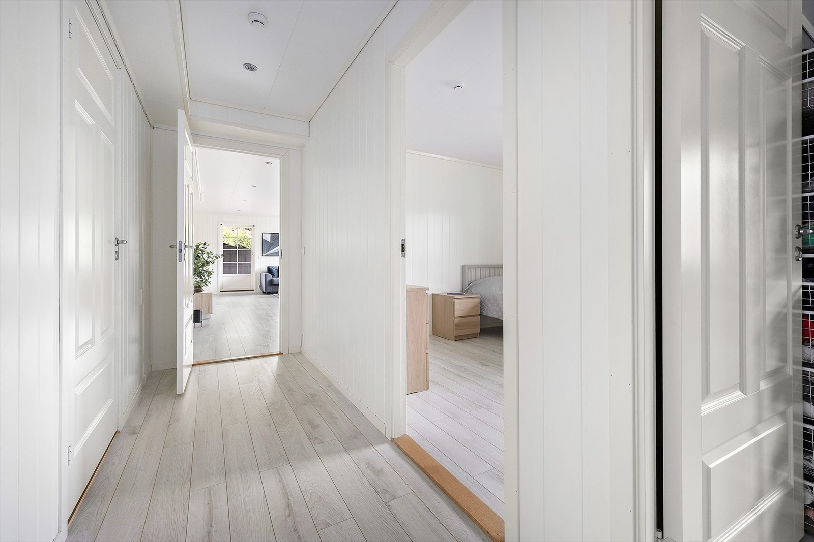 Gangen har dør videre inn til bad, vaskerom og tre soverom. Leiligheten er godt utstyrt med bodanlegg inne og ute. Galleribilde