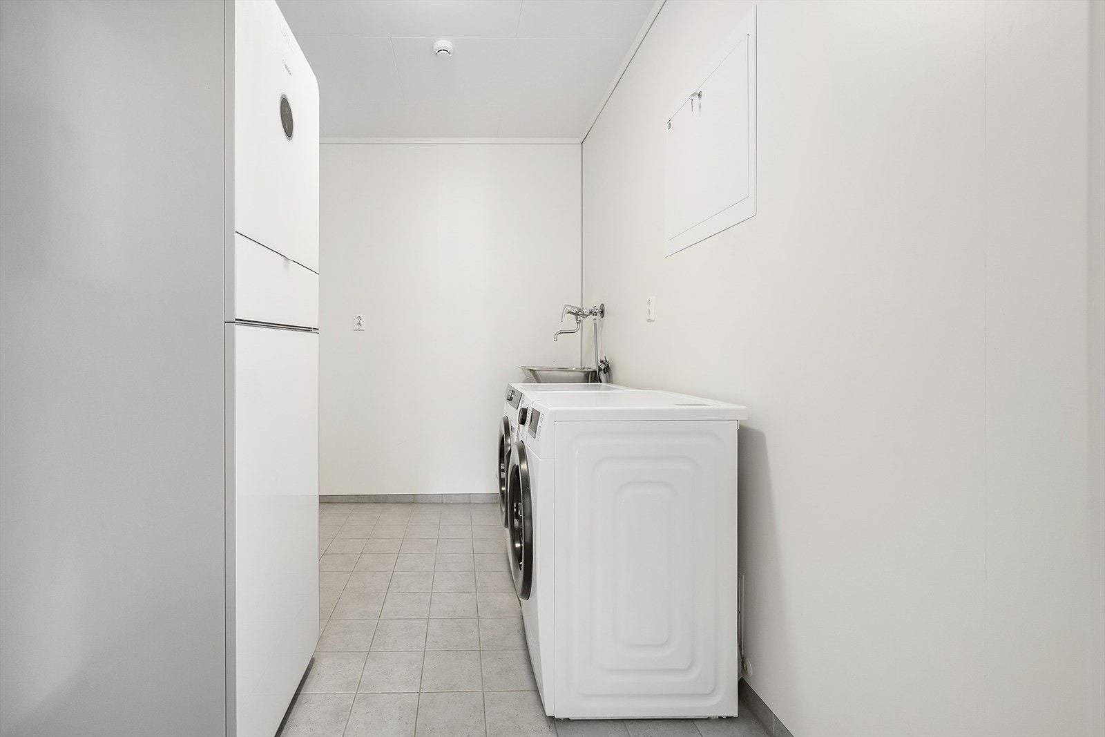 Leiligheten har eget vaskerom med god plass til vasking og tørking av klær. Galleribilde