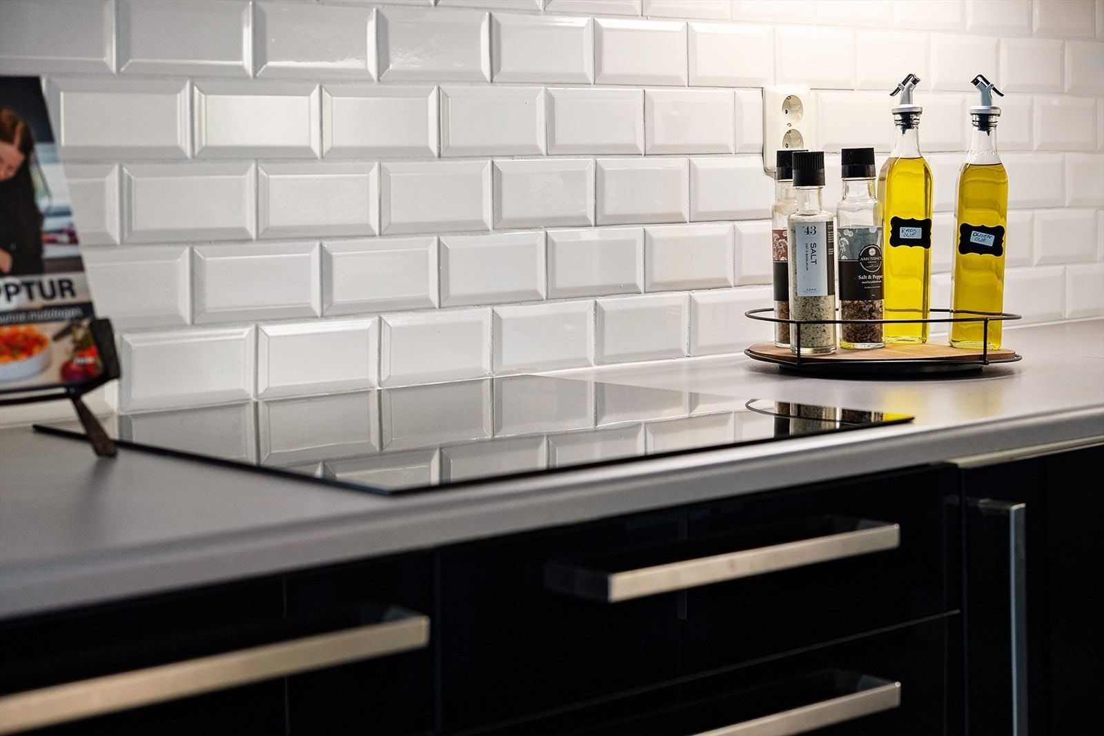 Kjøkkenet er fullt utstyrt med integrerte hvitevarer som følger med ved salg. Galleribilde