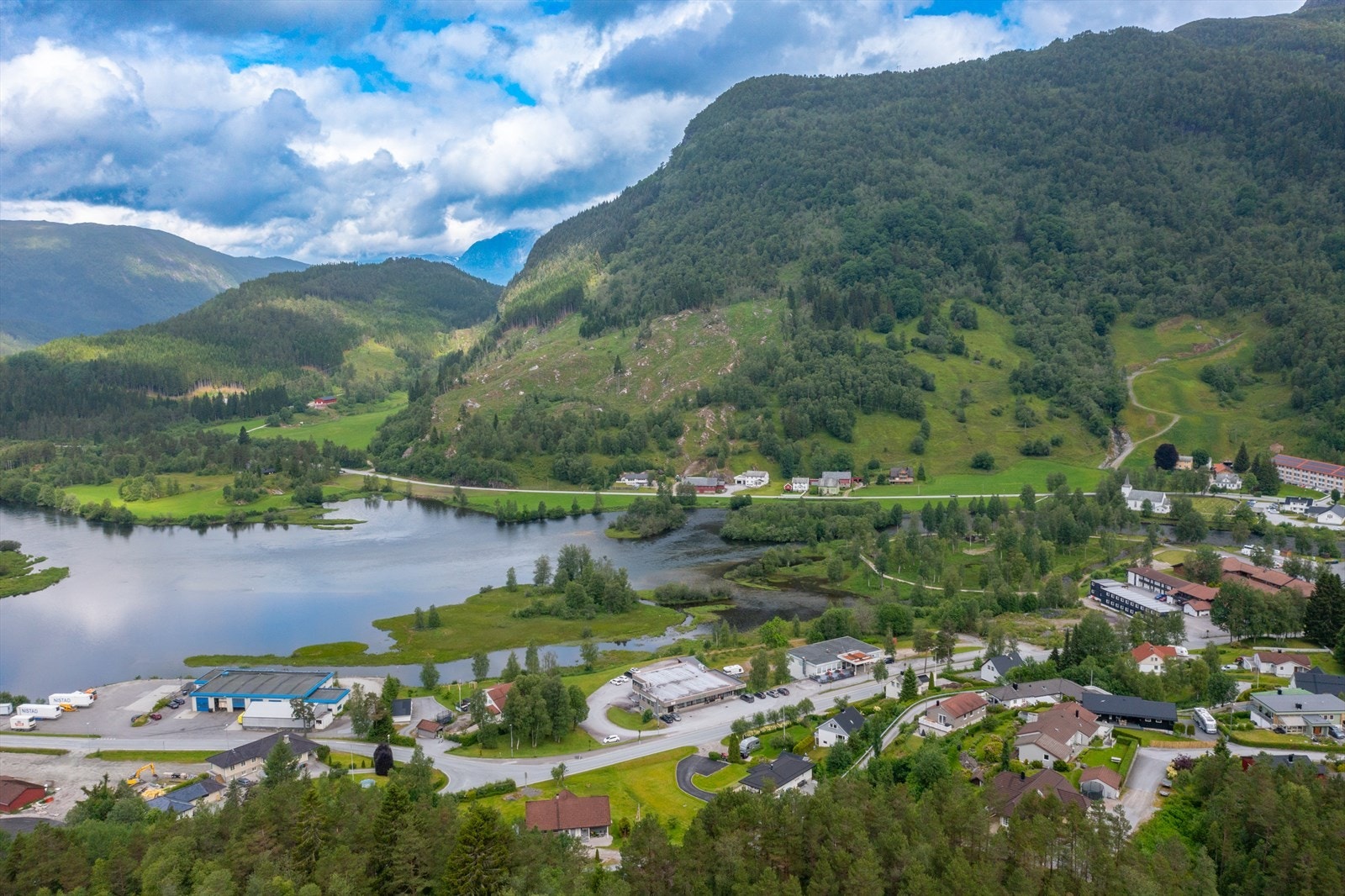 Her bor du i ett barnevennlig og rolig boligfelt med enkel tilgang til fine turområder. Galleribilde