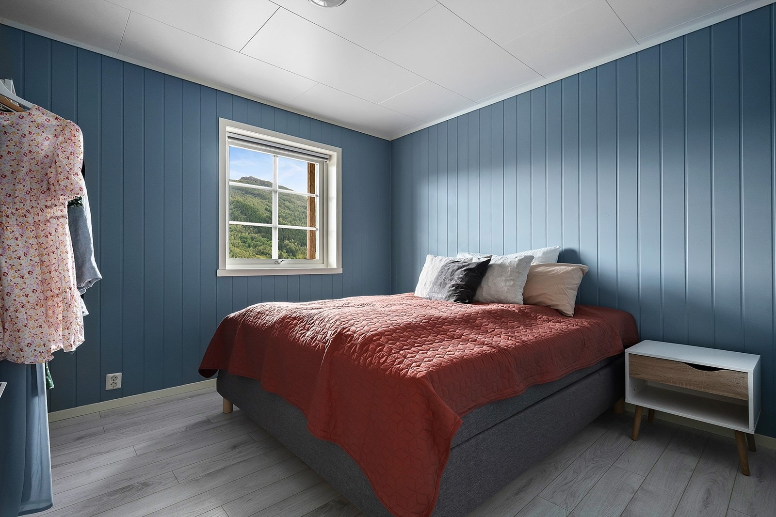 Leiligheten inneholder 3 romslige soverom. Dette er hovedsoverommet. Galleribilde