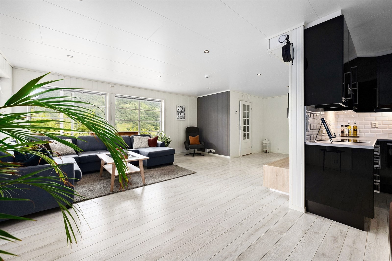 Leiligheten har god standard og ligger i 1. etasje av en horisontaldelt tomannsbolig som er oppført i 2012. Galleribilde