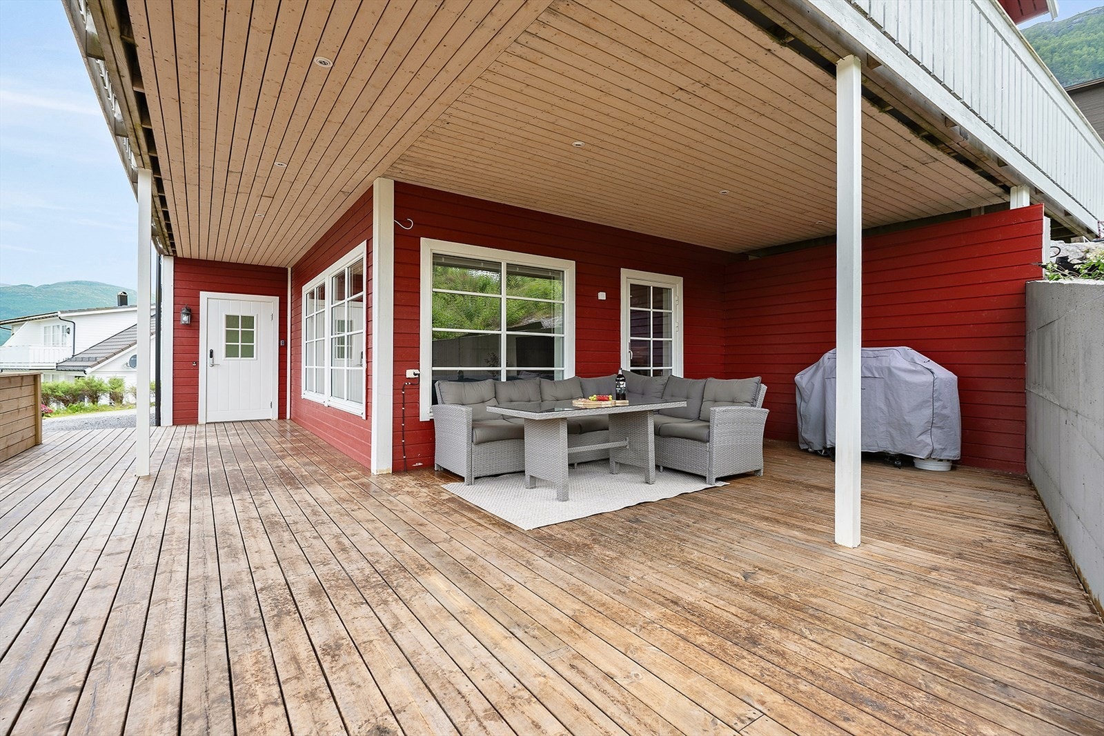 Utenfor leiligheten er det stor overbygd terrasse. Galleribilde