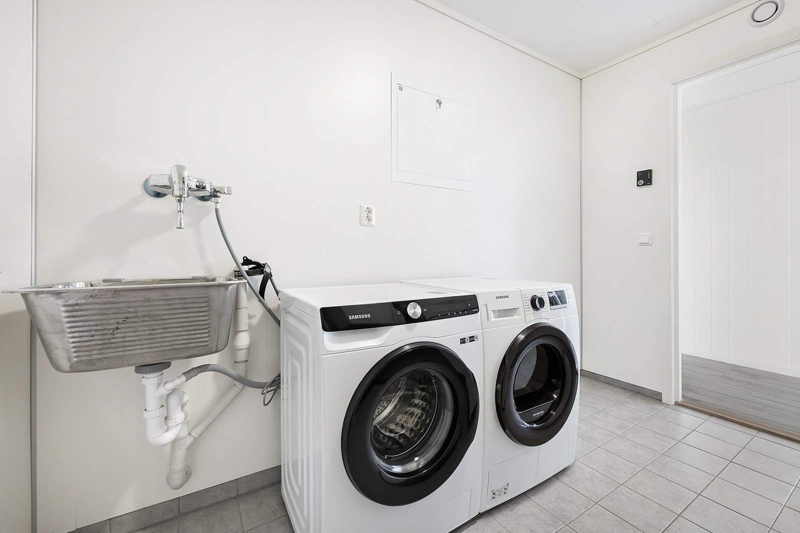 På vaskerommet er det montert utslagsvask og opplegg for vaskemaskin/tørketrommel. Galleribilde