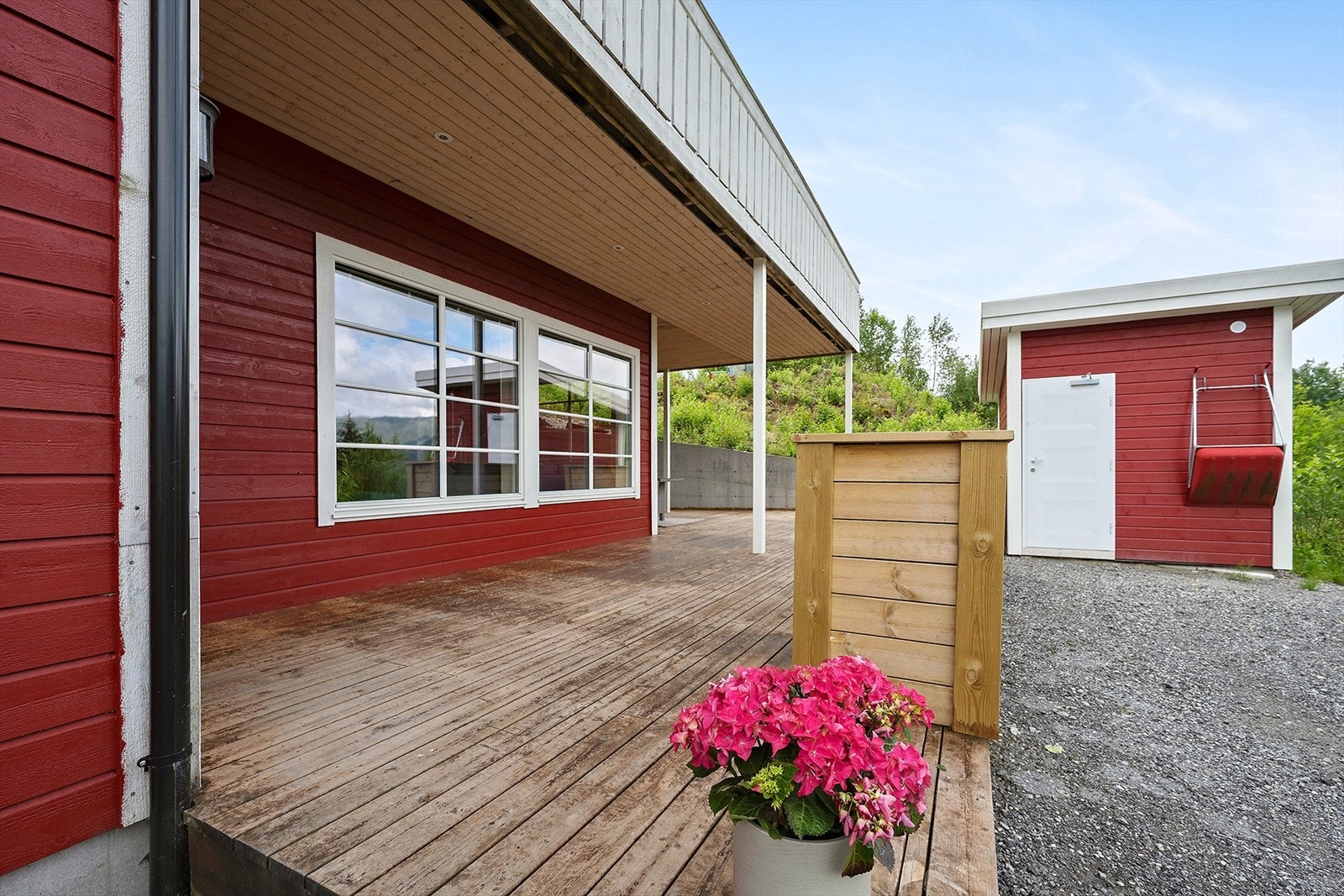 Leiligheten har ett ryddig inngangsparti med enkel tilgang til parkeringsplass og utvendig frittstående bod. Galleribilde