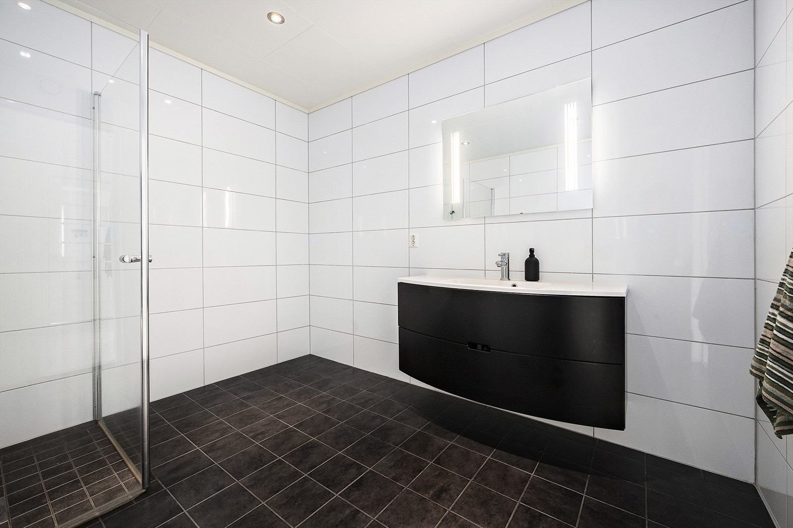 Badet har helfliset gulv og vegger. Galleribilde