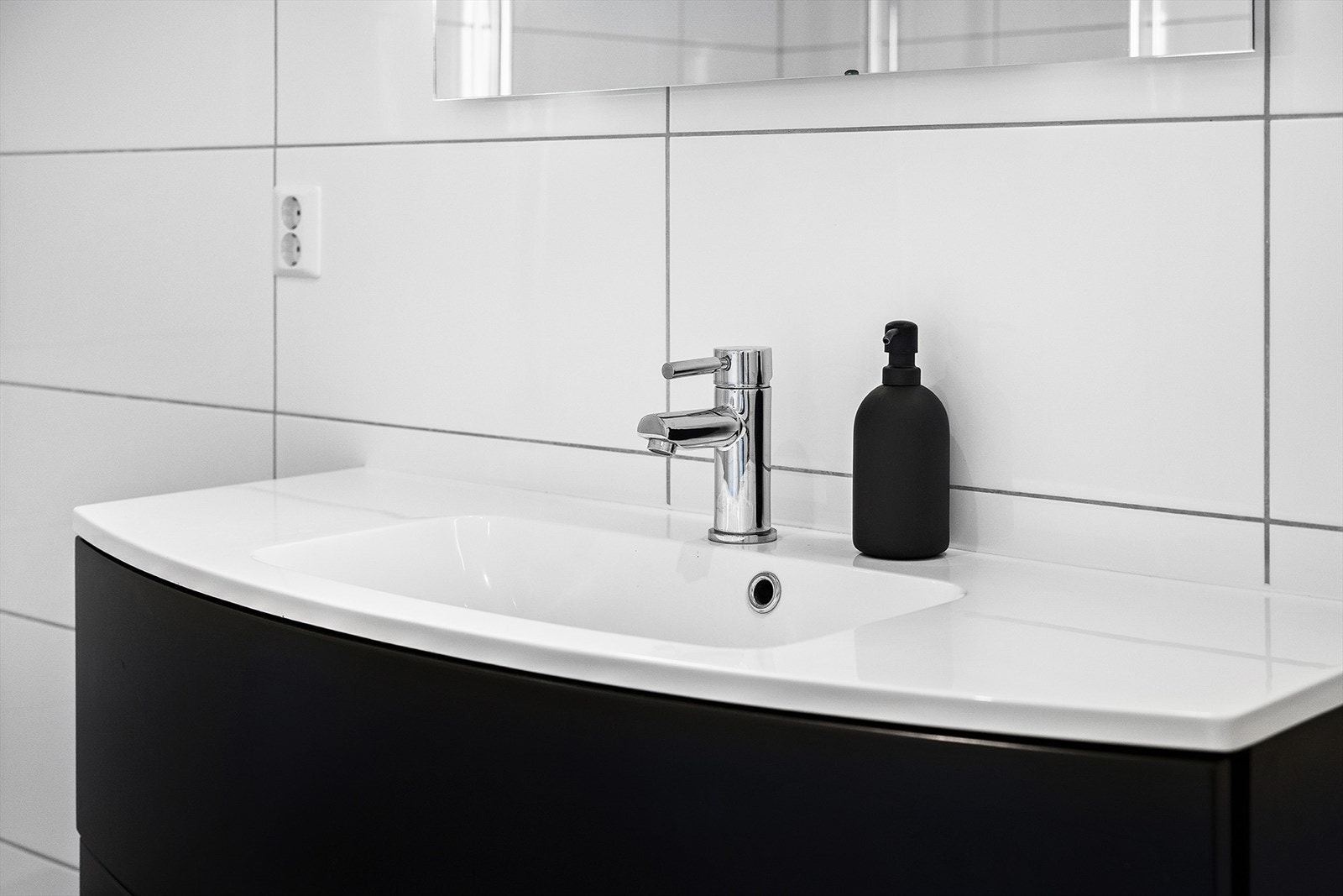 Heldekkende servantplate og speil med lys. Galleribilde