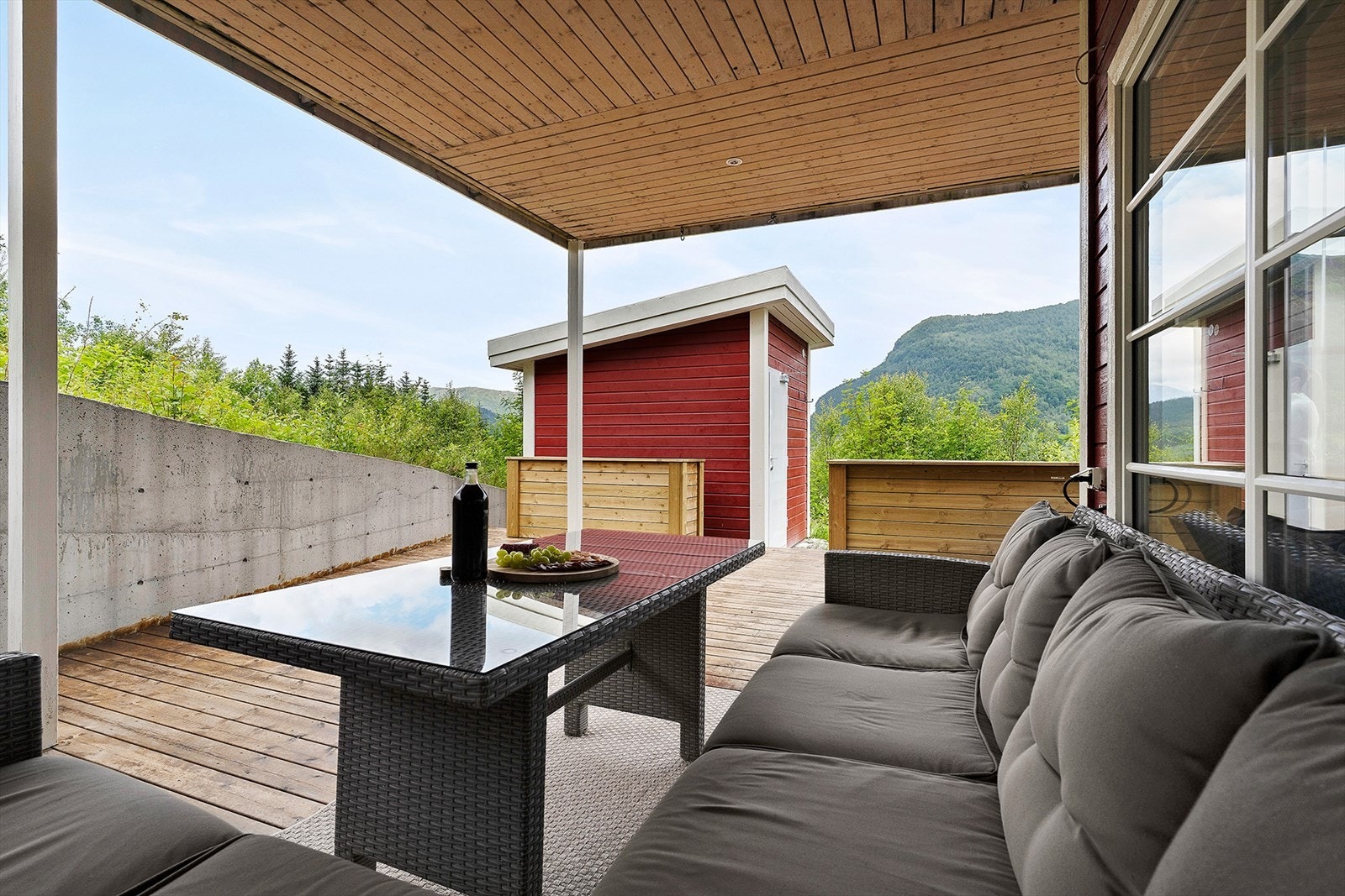 Terrassen har god plass til utemøbler som står tørt under overbygget. Galleribilde