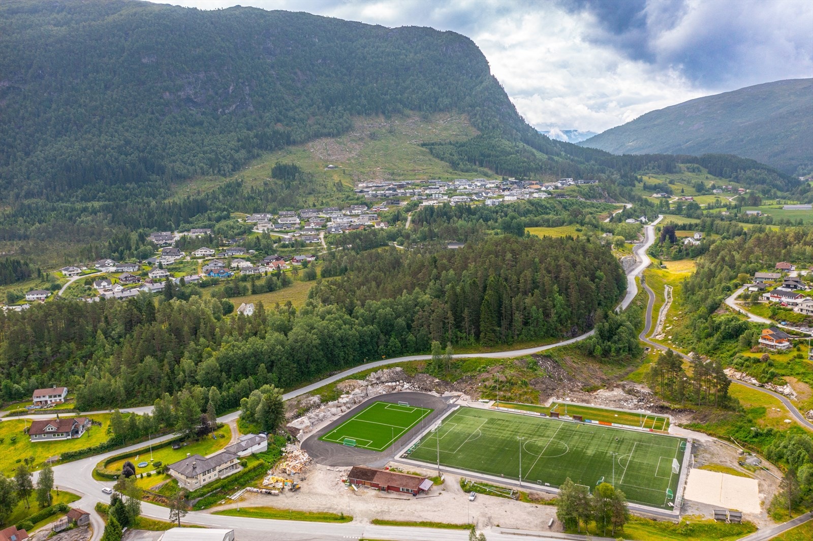 Her er det enkel tilgang til daglige servicefunksjoner og idrettsanlegg med aktivitetstilbud. Galleribilde