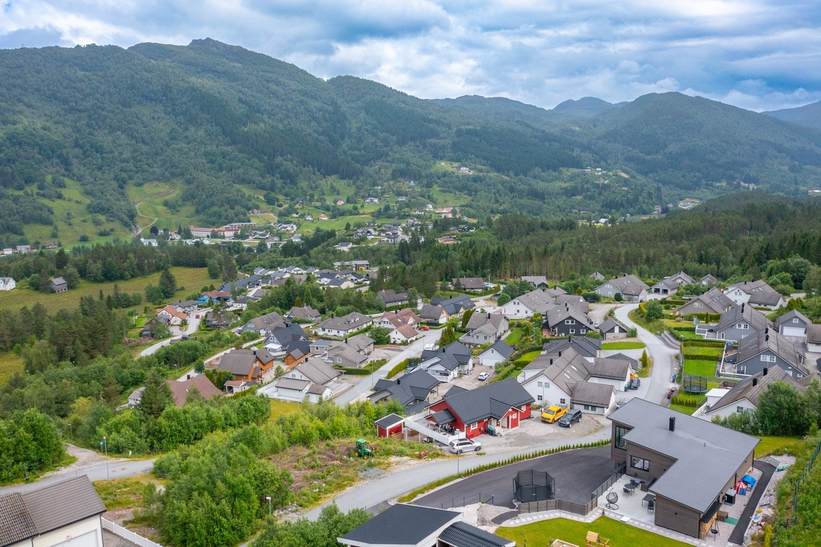 Eiendommen ligger i naturskjønne omgivelser i Steiafeltet med kort gangavstand til barnehage, skole, butikk og servicefunksjoner på Sande. Galleribilde