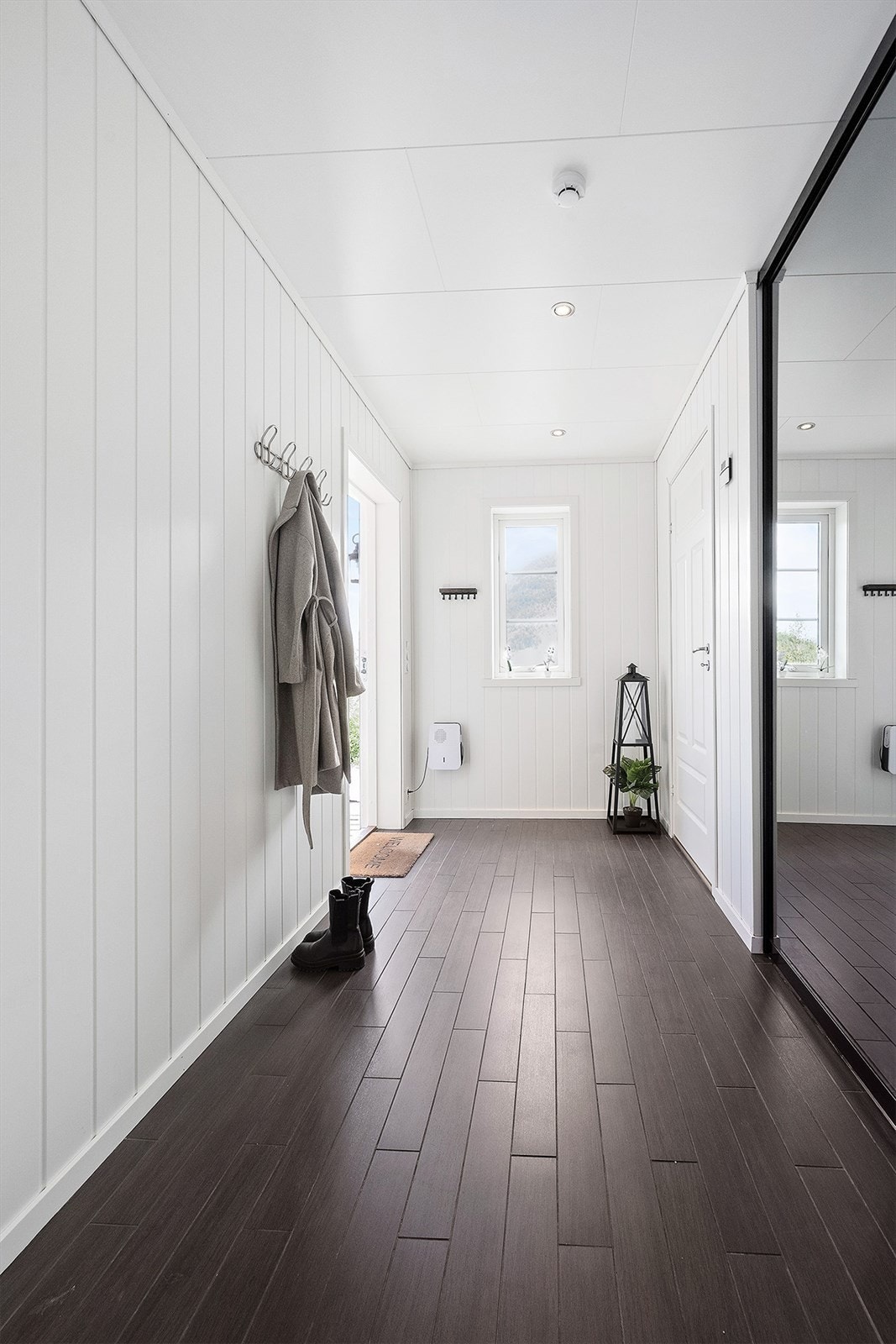 I entréen er det skyvedørsgarderobe og inngang til bod. Galleribilde
