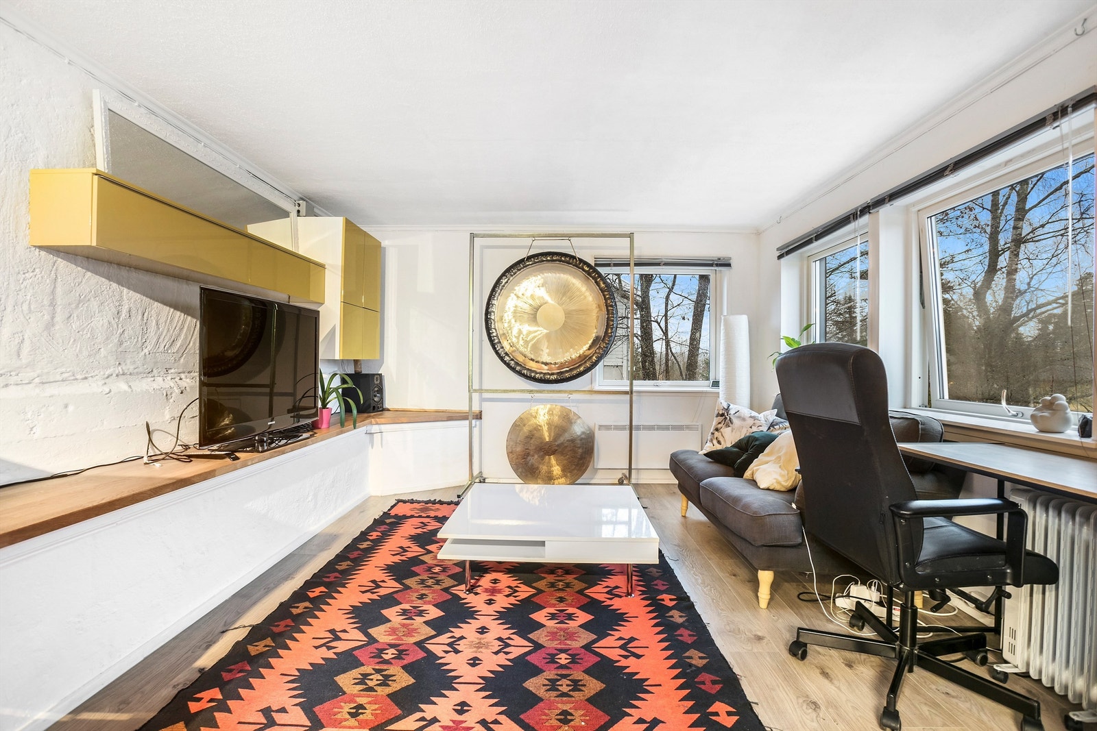 Stue med innebygd TV-benk, plass til sittegruppe og øvrige møbler Galleribilde