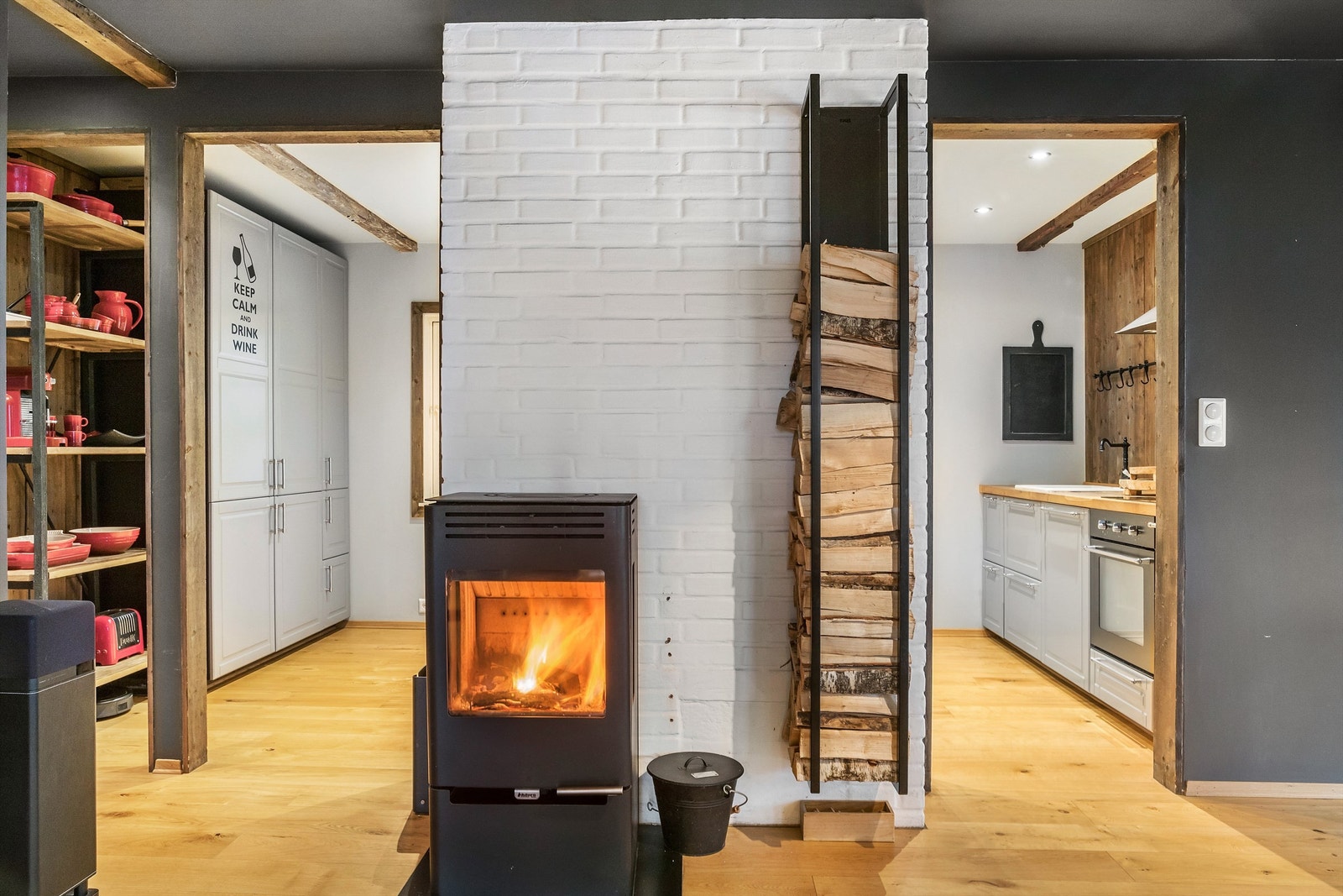 Delvis åpent mellom spisestue og kjøkken Galleribilde