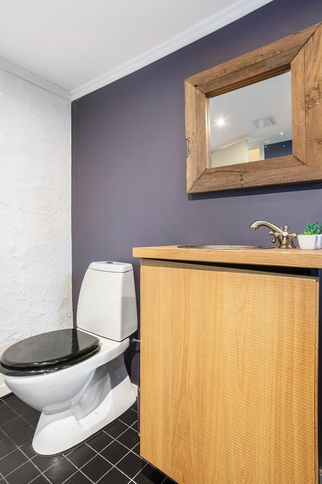 Gulvstående toalett og vegghengt servantskap Galleribilde