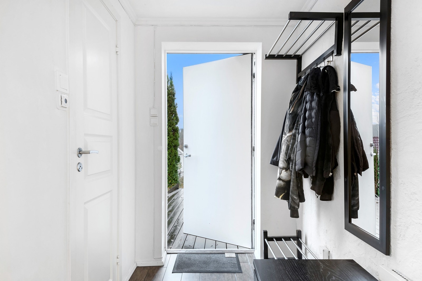 Hybel: Vi kommer inn i en liten entré med plass til å henge fra seg Galleribilde