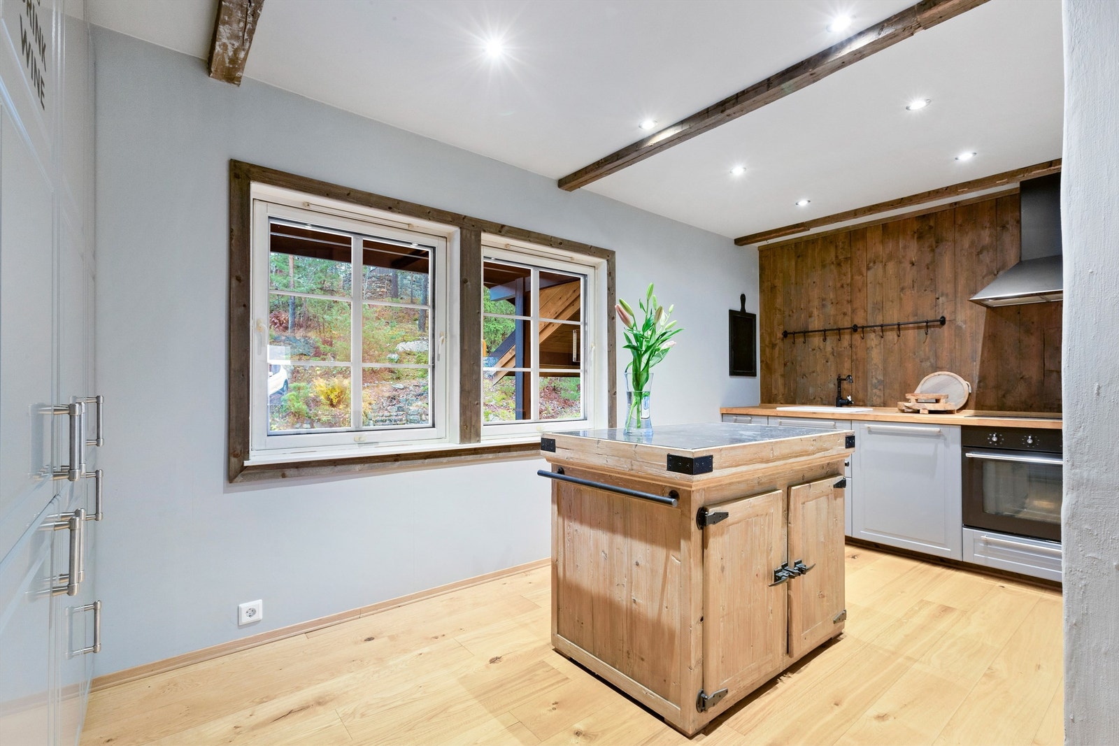 Delvis åpen kjøkkenløsning med kjøkkeninnredning fra IKEA. Profilerte fronter i modellen Bodbyn fra 2015 Galleribilde