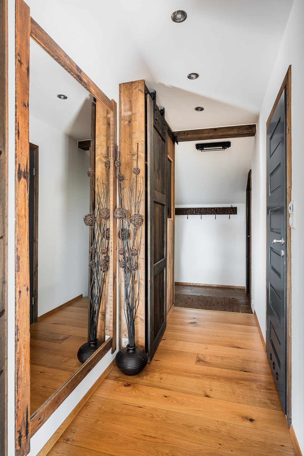 Entré med en smart garderobeløsning for oppbevaring av klær og sko Galleribilde