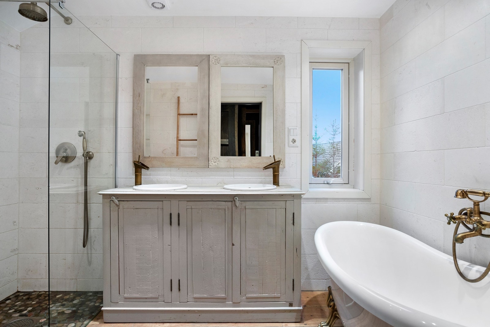 Lekkert baderom fra 2015. Flislagt gulv med varme og flislagte vegger. Nedsenket himling med downlights, samt servantskap med dobbeltservant. Galleribilde