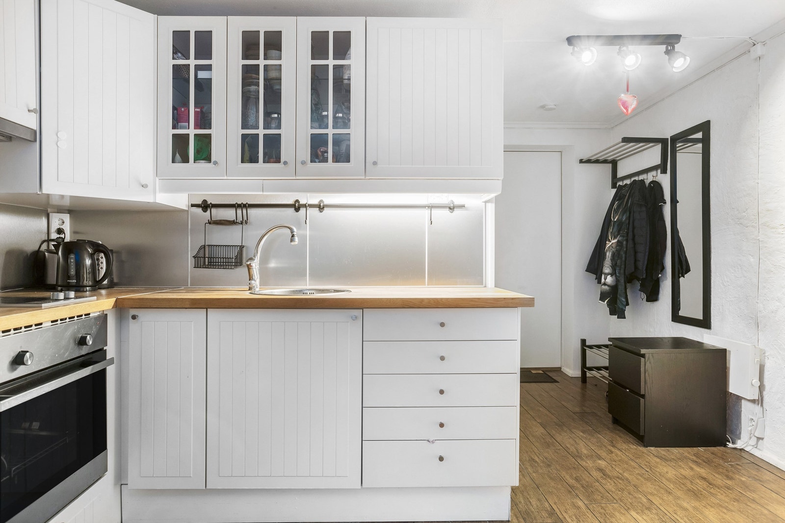 Kjøkkeninnredning med profilerte fronter og benkeplate i tre Galleribilde