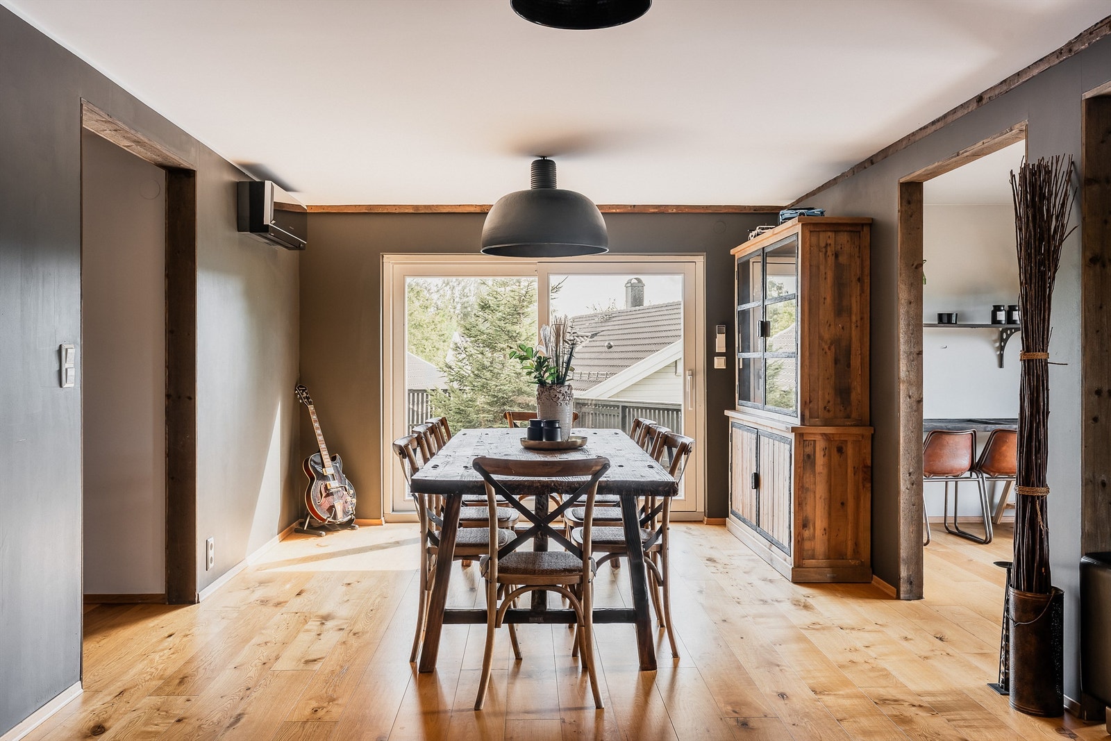 Flott spisestue med store vindusflater og skyvedører ut til terrasse Galleribilde