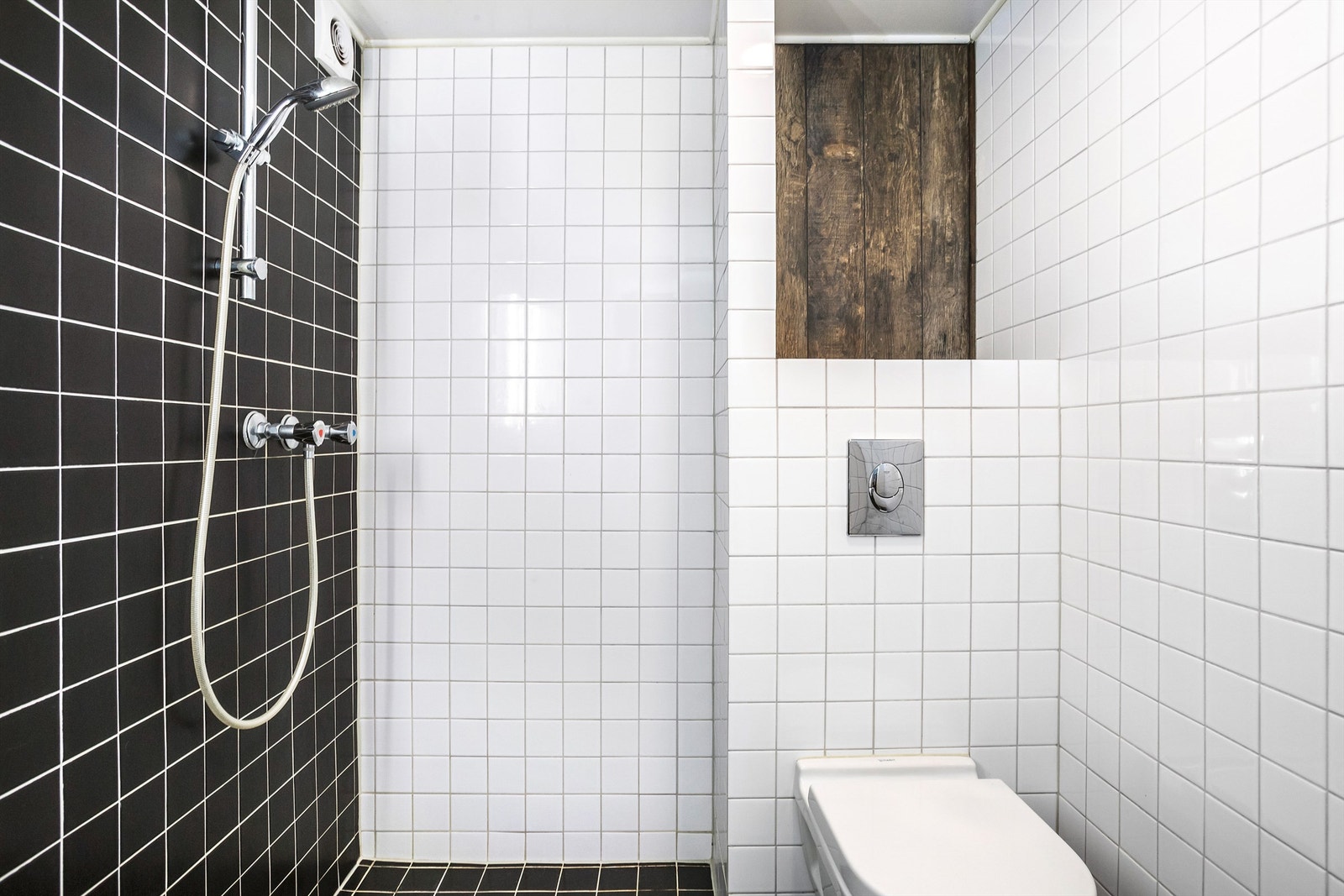 Bad pusset opp 2015. Flislagt gulv med varme og flislagte vegger og vegghengt toalett Galleribilde