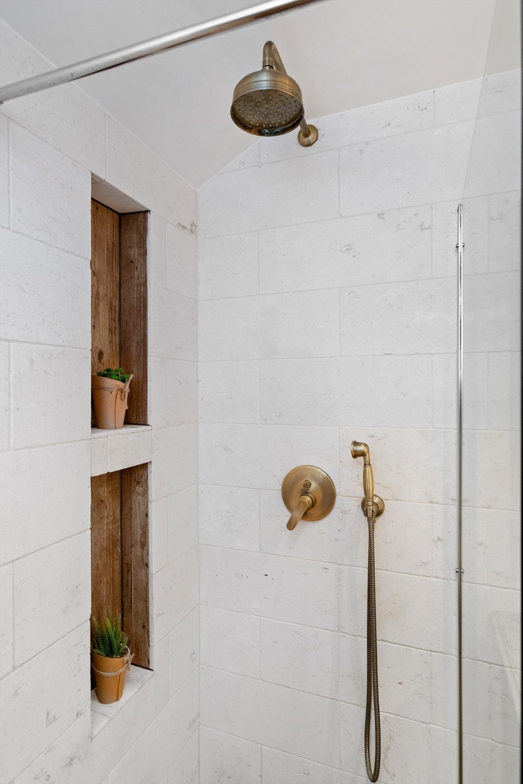 Dusjhjørne med glassvegg og delikate detaljer. Dusjarmatur tilkoblet hånddusj og regndusj Galleribilde