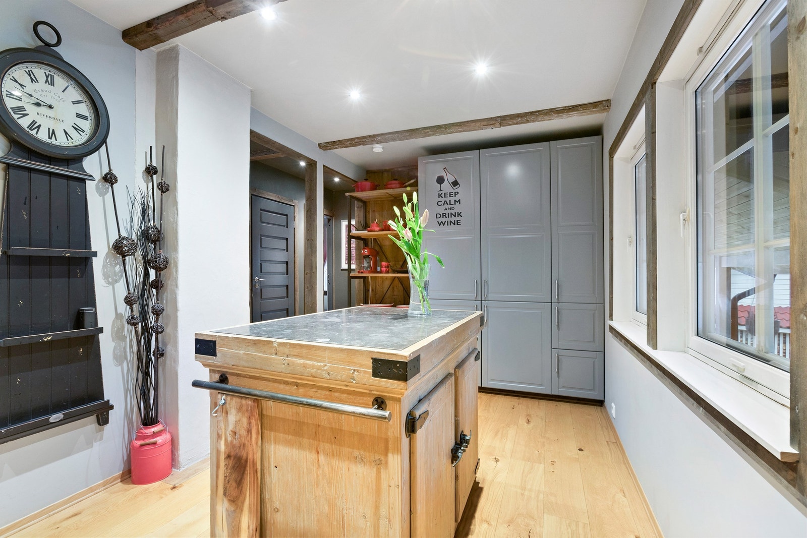 Praktisk kjøkkenøy som gir enda bedre arbeidsplass på kjøkkenet. Integrerte hvitevarer: Kjøleskap, kjøleskap med fryser og oppvaskmaskin Galleribilde