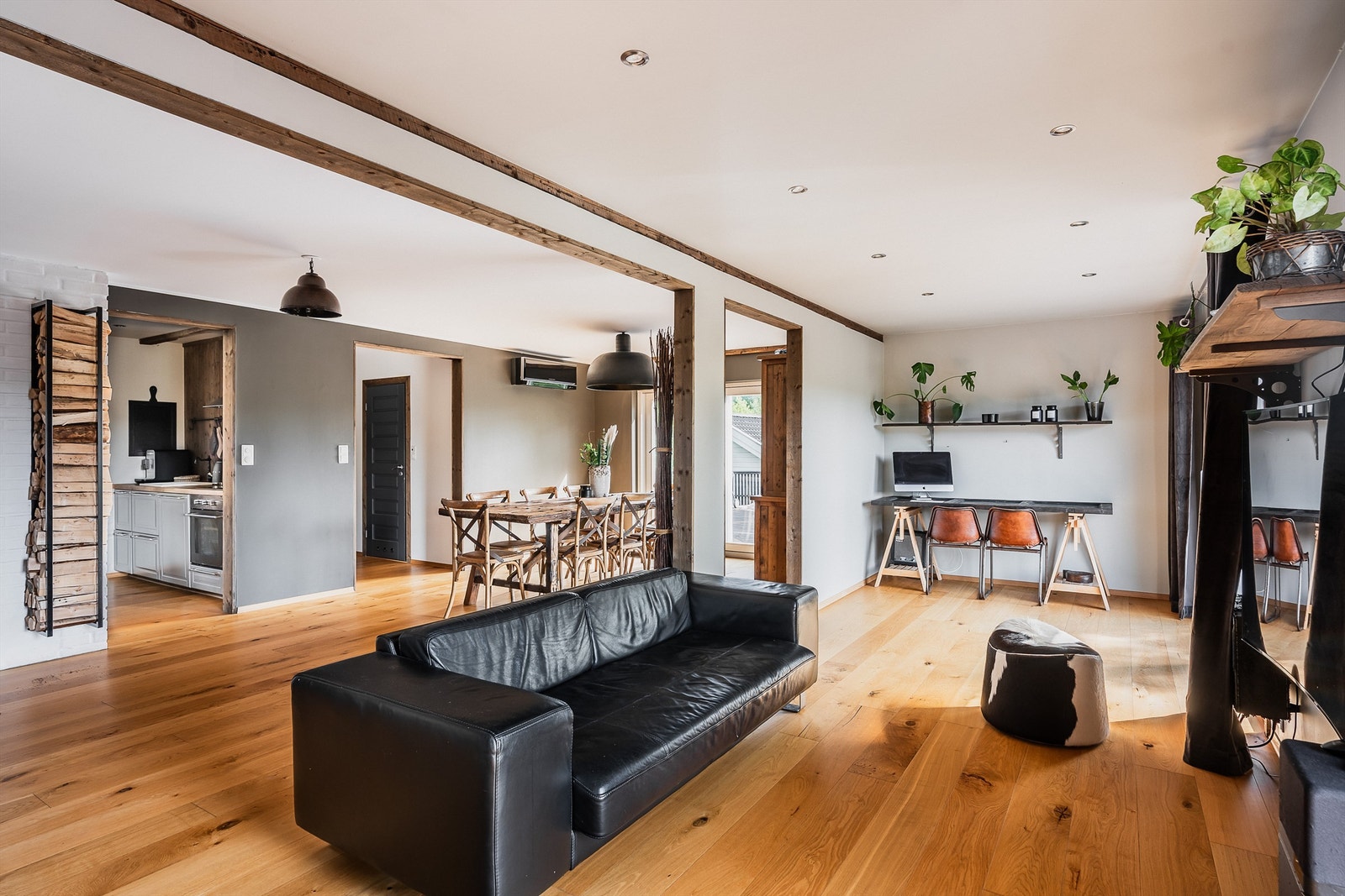 Stuen oppleves luftig og har flere soner, blant annet egen sone for hjemmekontor Galleribilde