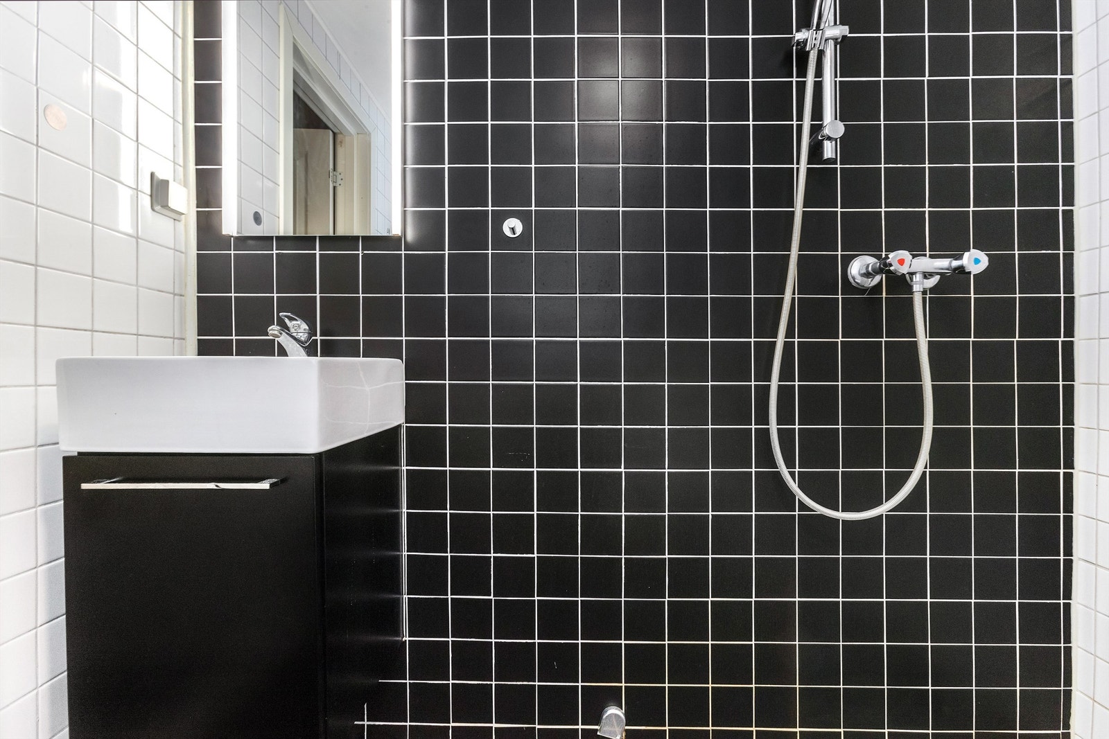 Dusjhjørne med dusjarmatur tilkoblet hånddusj. Vannrør av rør-i-rør og avtrekksvifte i vegg Galleribilde