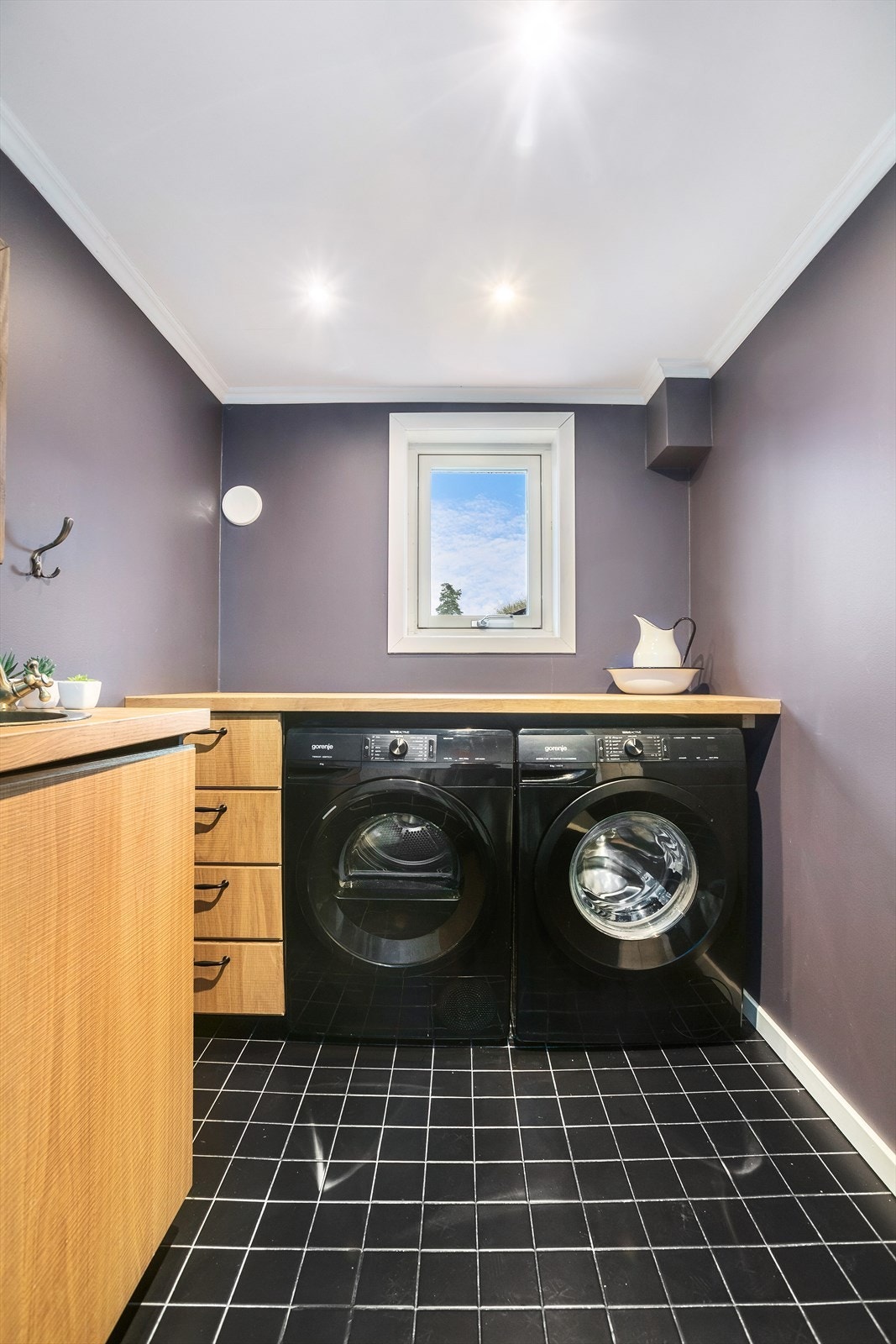 Vaskerom pusset opp i 2015. Flislagt gulv med varme, vegger og himling av malte flater. Opplegg for vaskemaskin Galleribilde