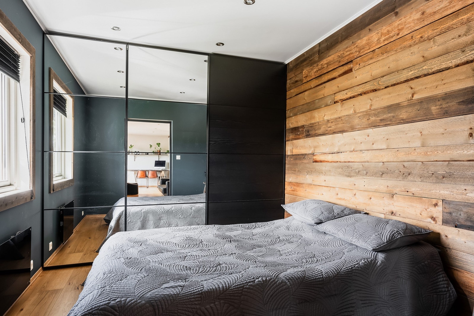 Hovedsoverom med praktisk skyvedørsskap Galleribilde