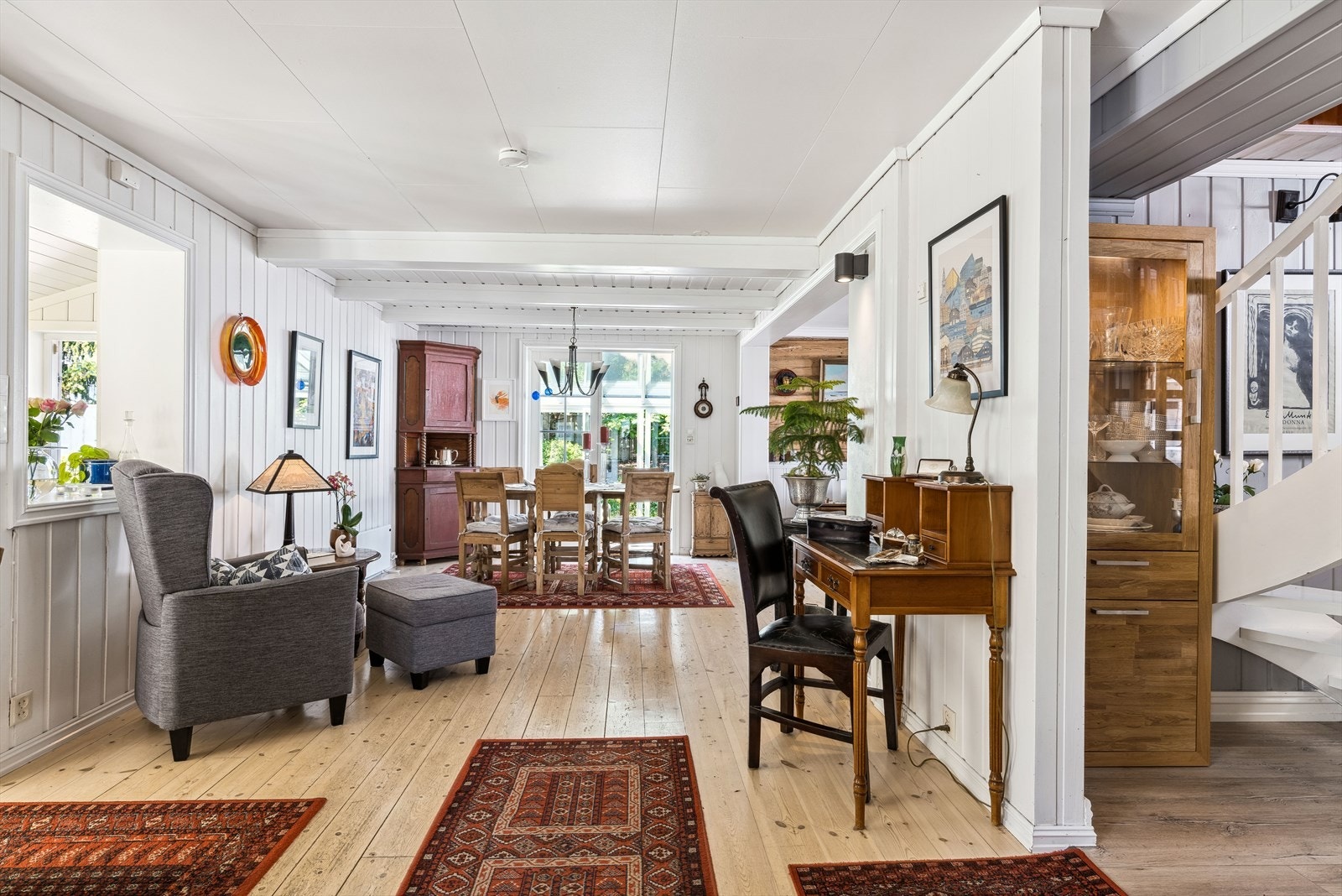 Stuens praktiske planløsning gjør at man fint kan innrede med både sofa- og sittegrupper i ulike soner Galleribilde