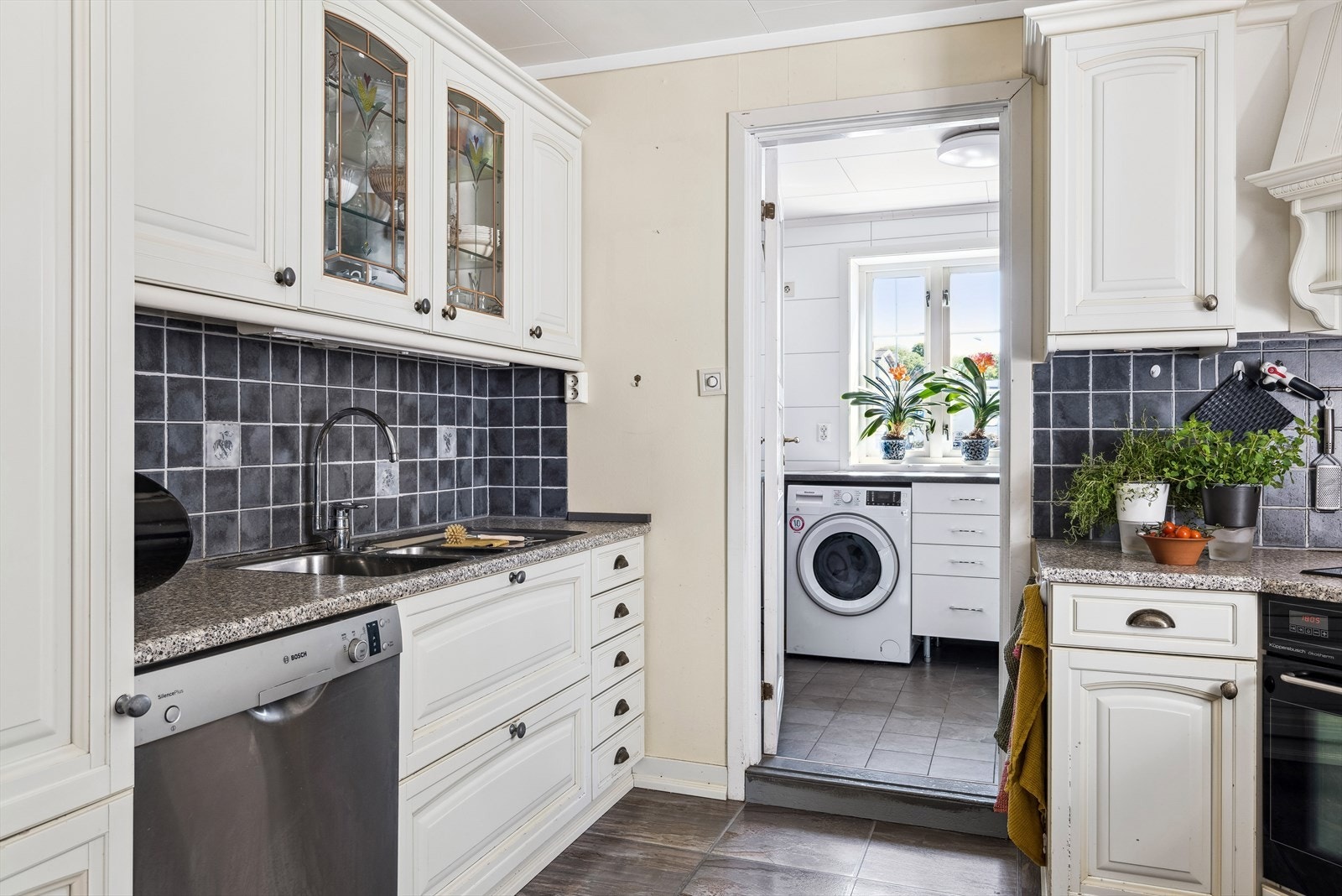 Kjøkkenet er utstyrt hvitevarer som består av kjøleskap, oppvaskmaskin, platetopp og stekeovn Galleribilde