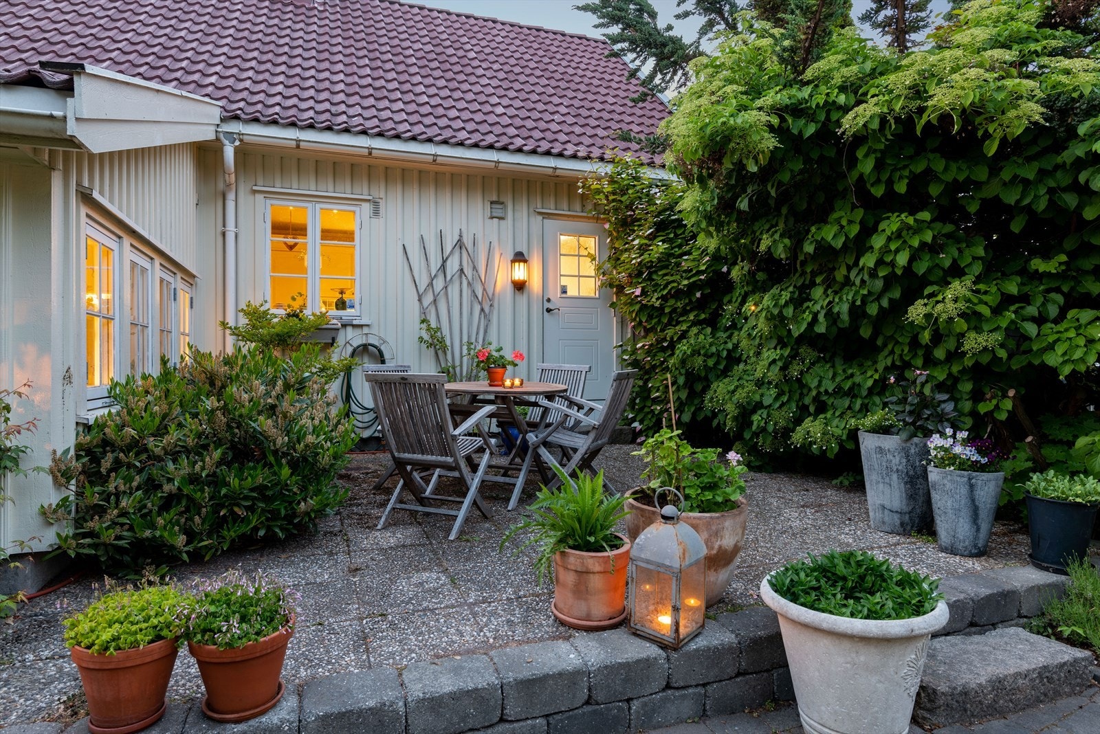 Fra hagen er det inngangsdør til vaskerommet. Dagens eier bruker like gjerne denne inngangen til boligen. Se plantegning. Galleribilde