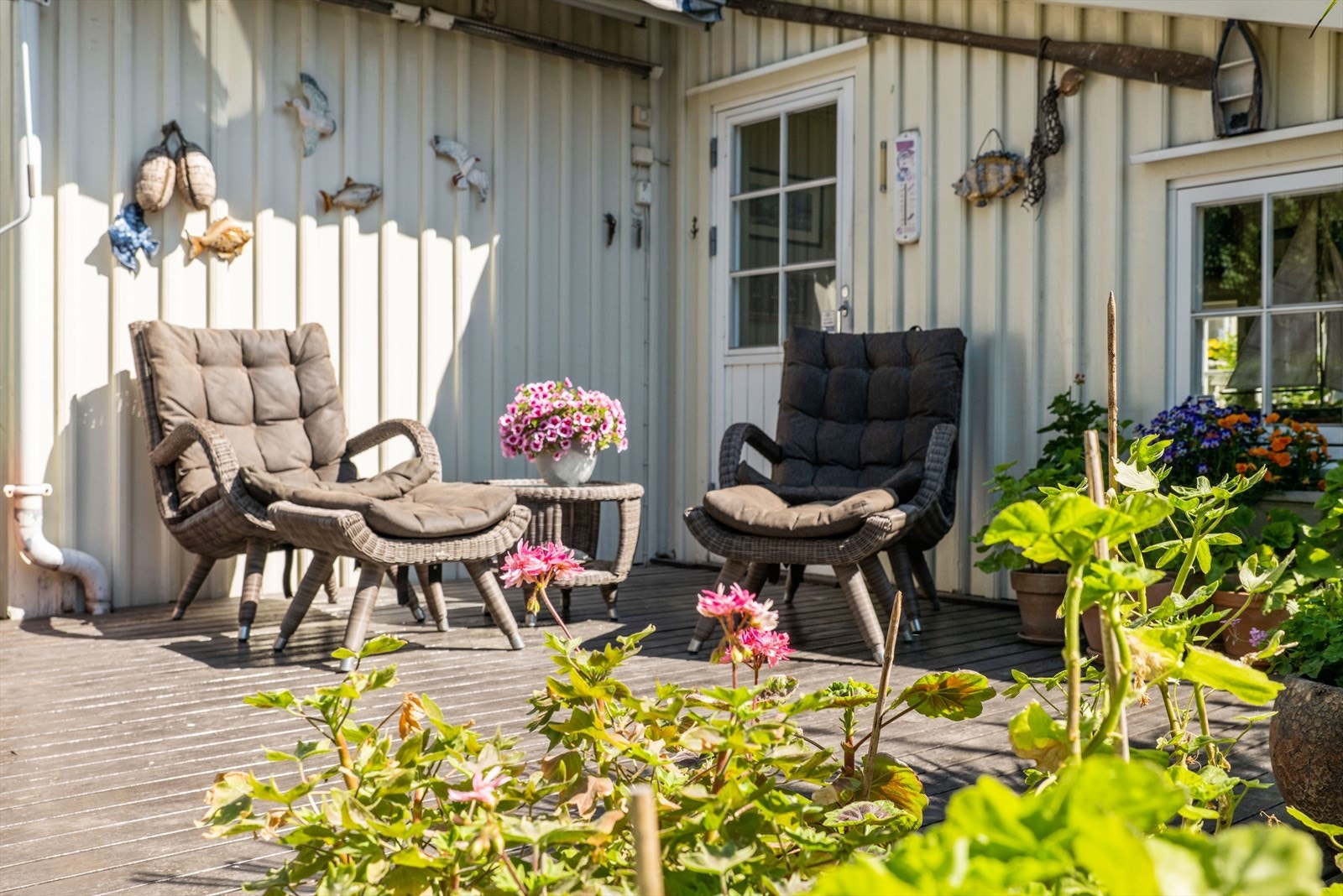 Uteområdet er inndelt i flere ulike soner hvor man kan sitte ned og nyte gode solforhold når været tillater det Galleribilde